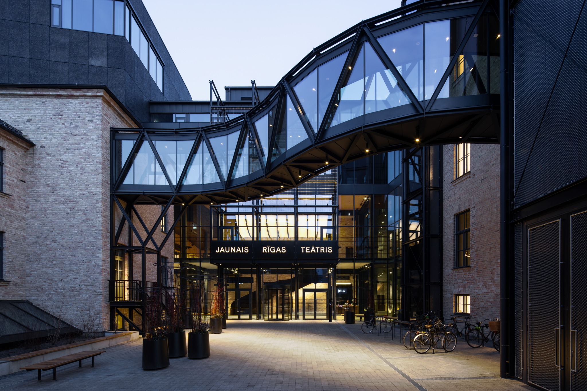 Renovētā Jaunā Rīgas teātra ēka Lāčplēša ielā 25 // Foto – Ansis Starks