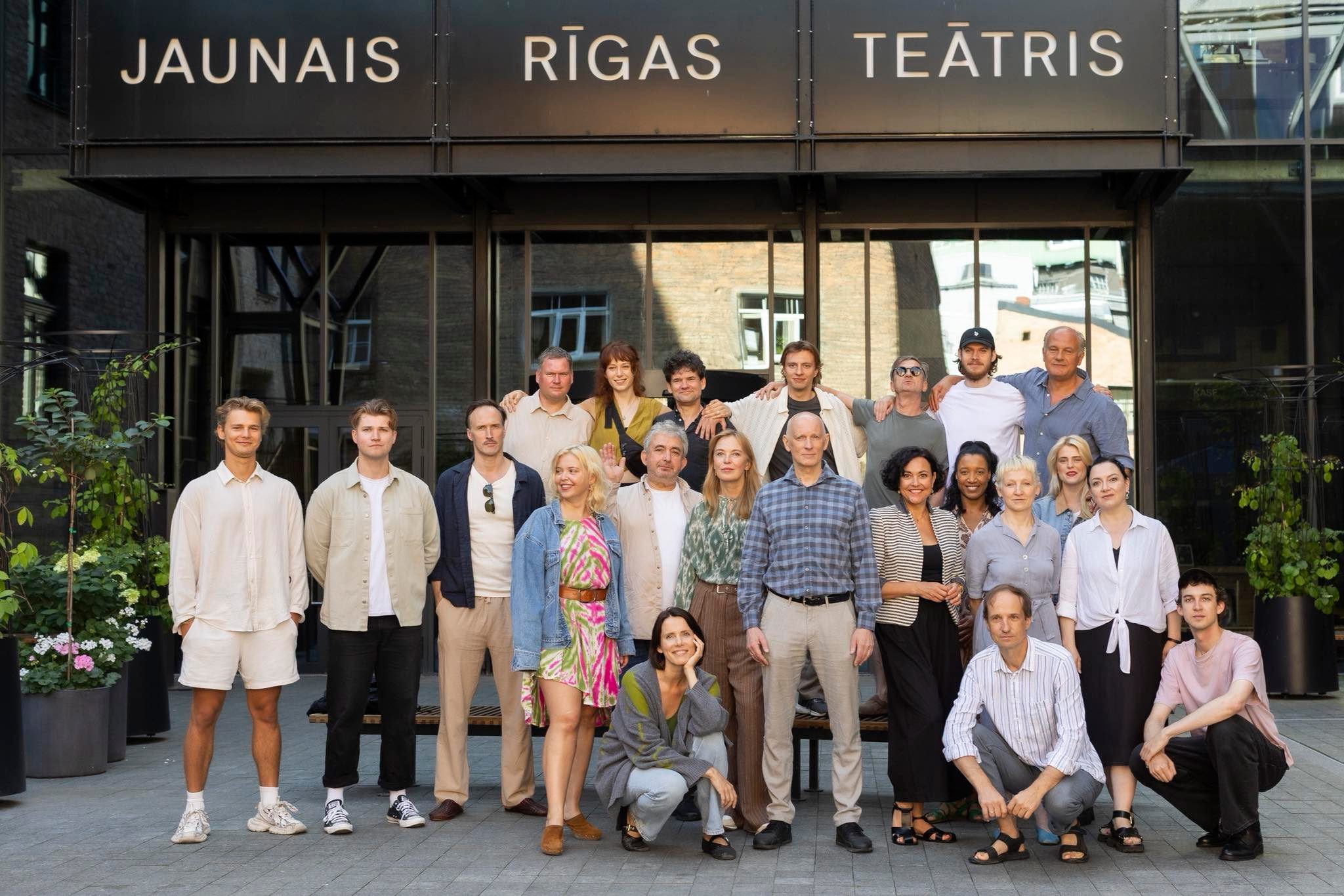 Jaunā Rīgas teātra aktieru kopbilde, sākot 2025./2026. gada teātra sezonu // Foto – Jānis Deinats