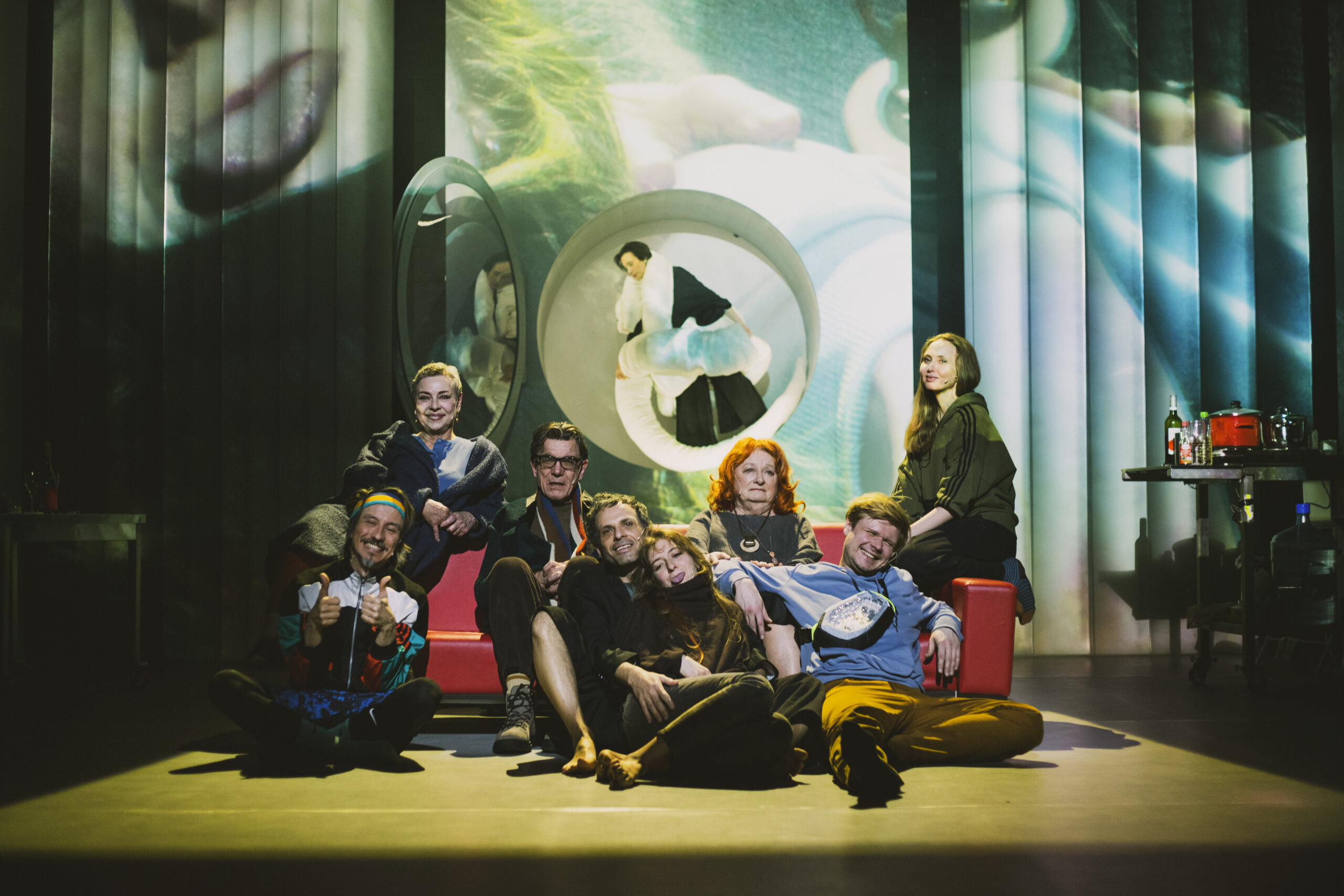 Skats no "TR Warszawa" (Polija) izrādes “Kad sniegs kūst’’ (rež. Katažina Minkovska) // Foto – Wojciech Sobolewski