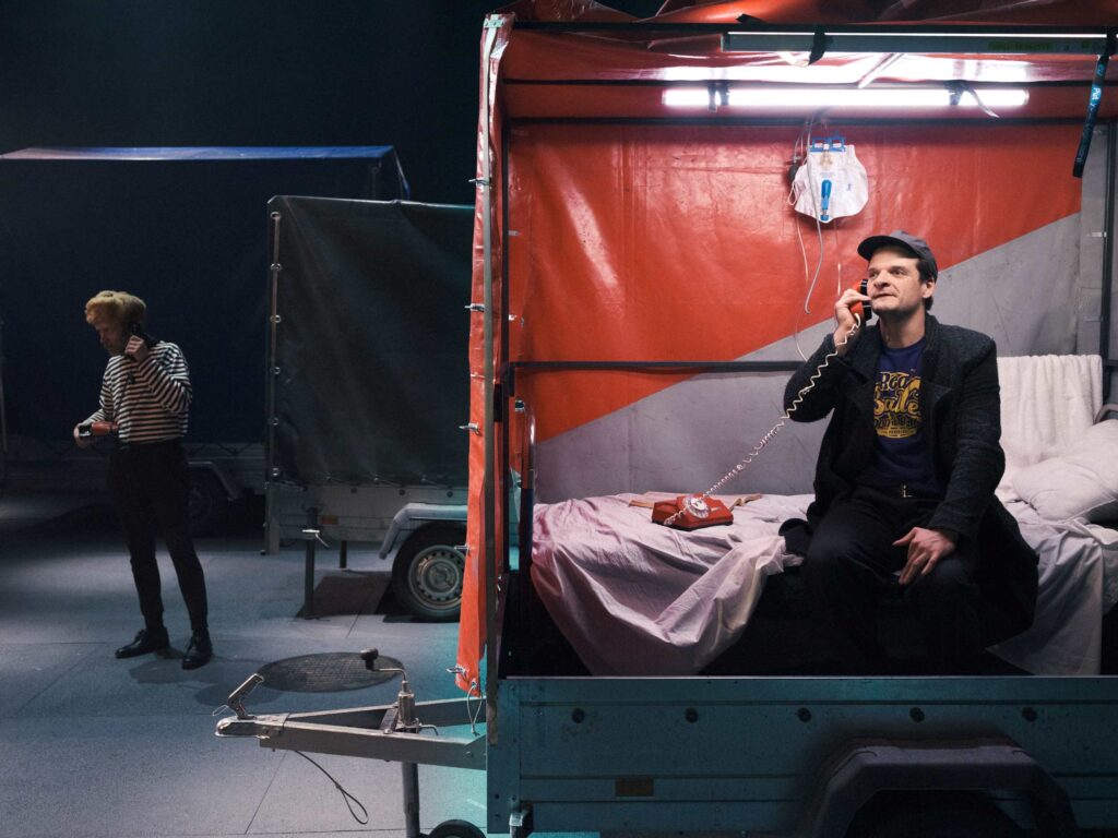 Skats no Kauņas Nacionālā Drāmas teātra izrādes “Kalendārs mani sauc” (rež. Elmārs Seņkovs, 2025) // Foto – Martynas Norvaišas