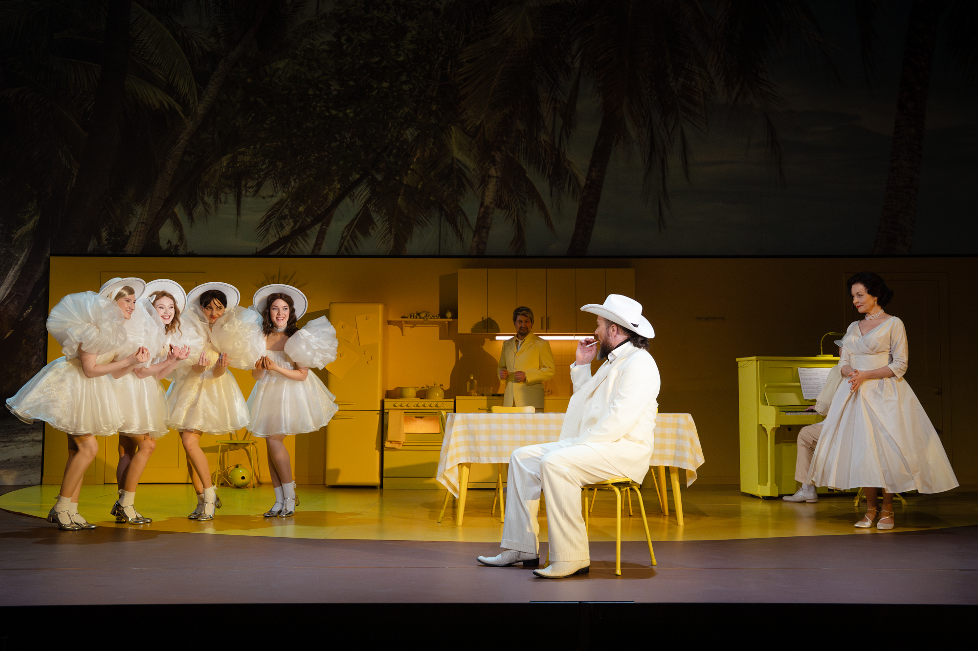 Skats no Dailes teātra izrādes "Kalifornijas pakalni" (2025) // Foto – Marko Rass