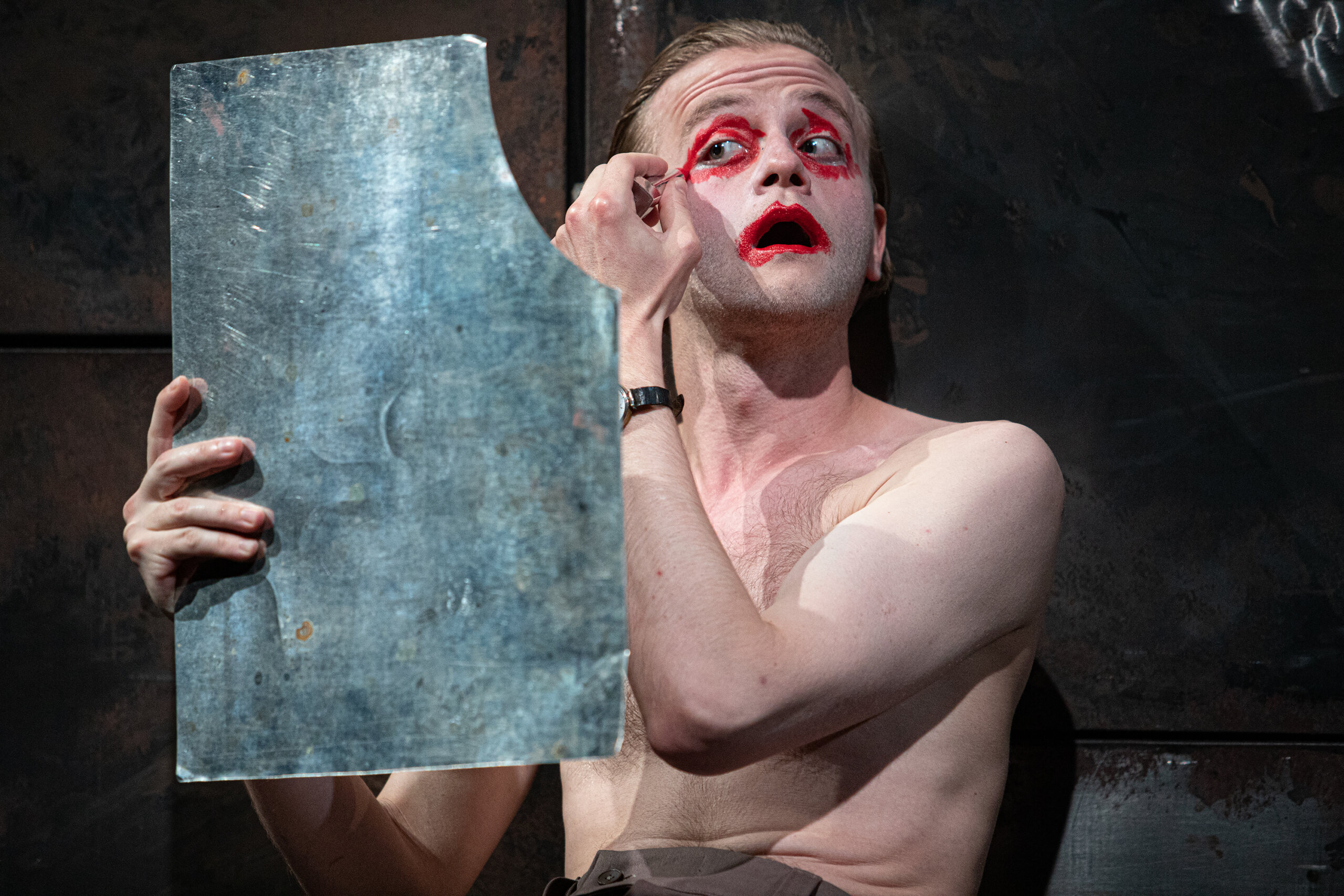 Skats no Ivana Franko Nacionālais Drāmas teātris izrādes “Kaligula’’ (rež. Ivans Urivskis). Kaligula – Oleksandrs Rudinskijs // Foto – Julia Weber