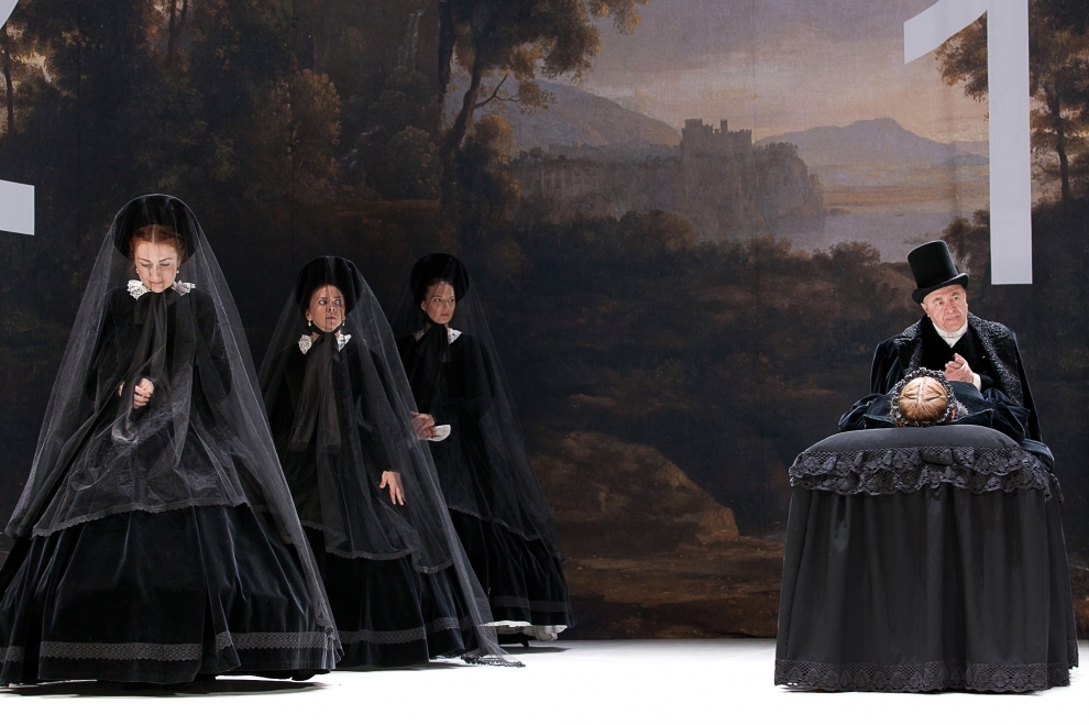 Skats no M. Čehova Rīgas Krievu teātra izrādes "Karalis Līrs" // Foto – Didzis Grodzs