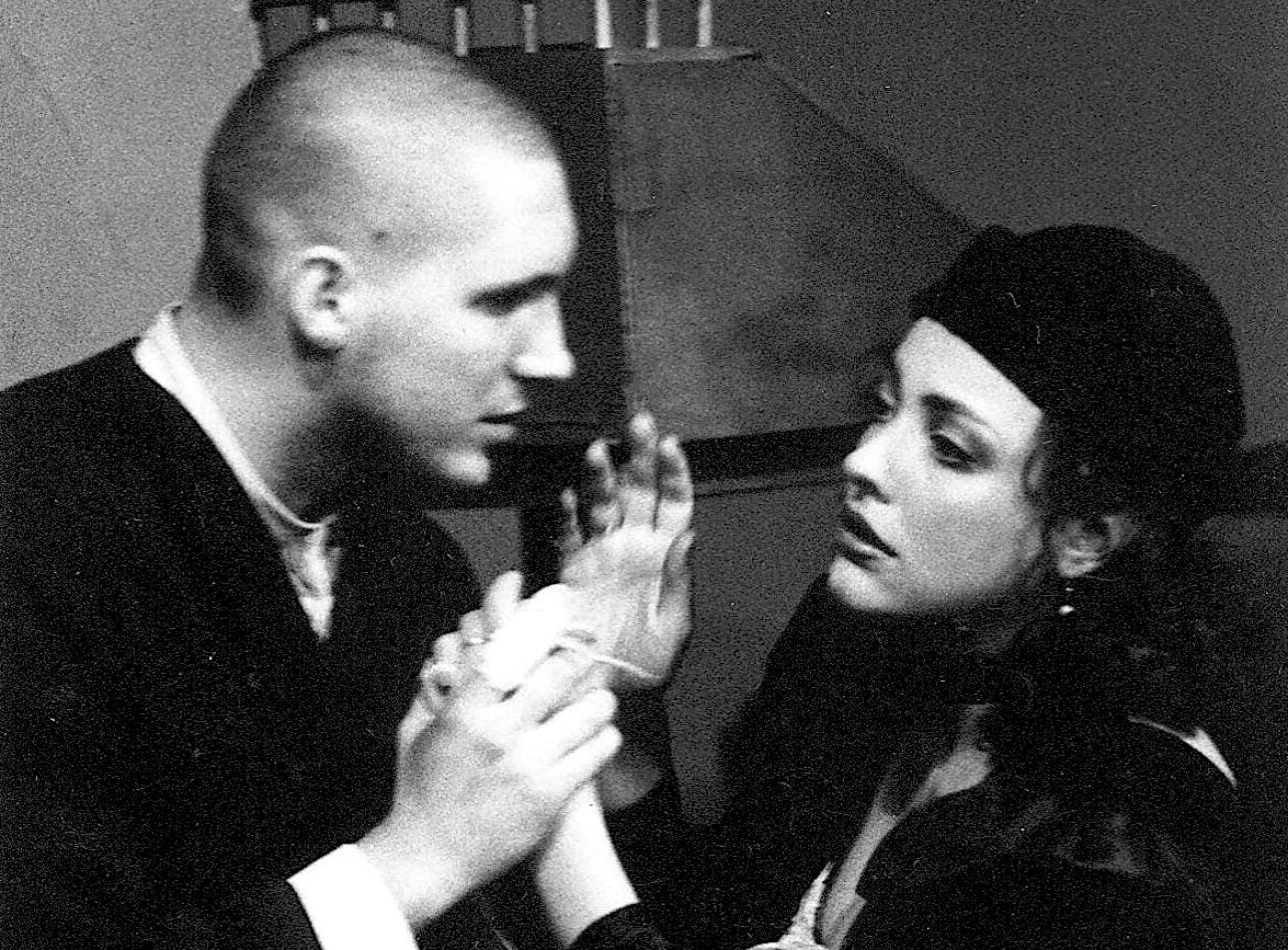 Skats no LKA studentu diplomdarba izrādes “Brāļi Karamazovi” (1997, rež. Pēteris Krilovs). Aļoša – Regnārs Vaivars, Grušenķa – Baiba Broka // Foto no LKA “Teātra muzeja” arhīva