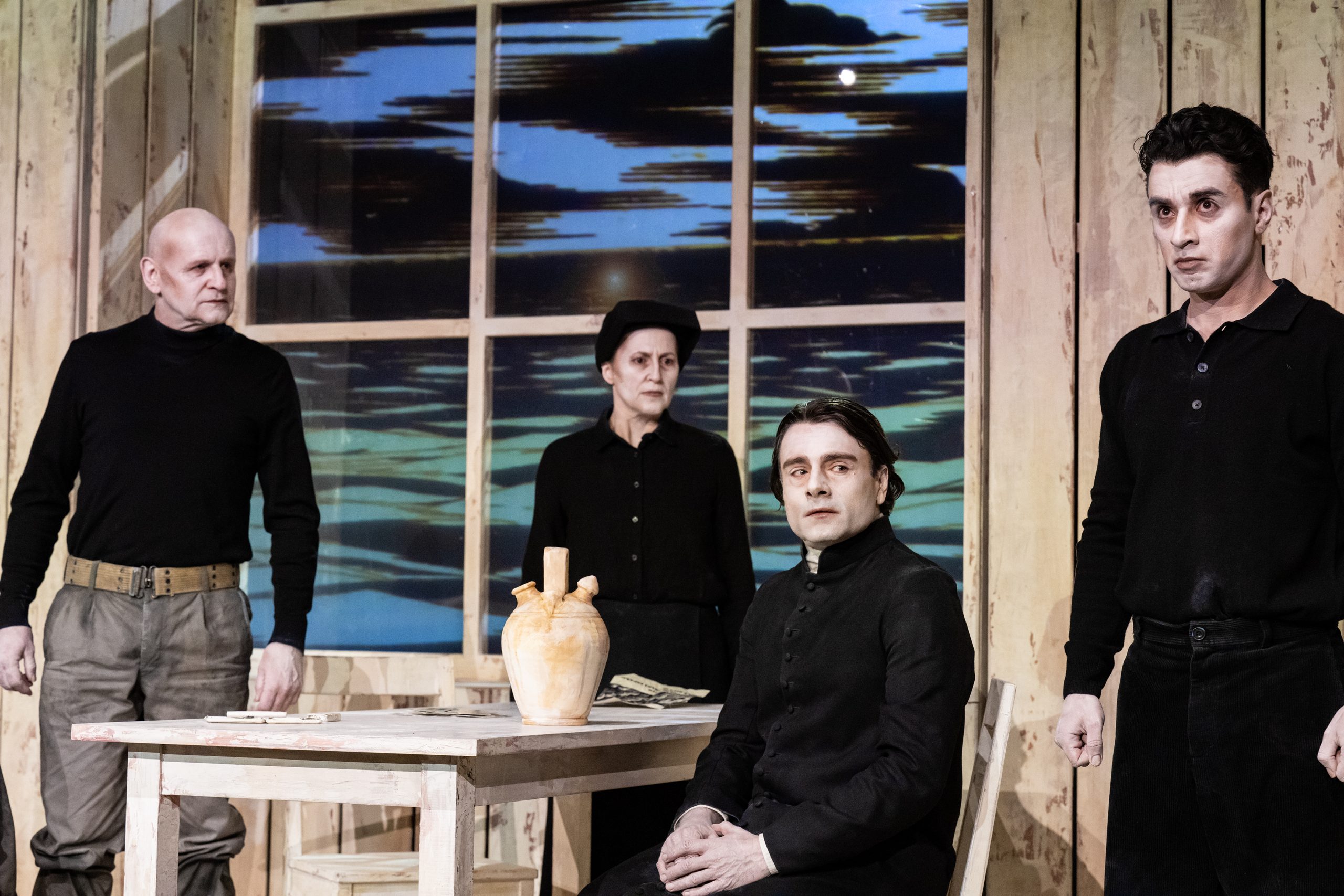 Skats no Minhenes Minhenes Rezidences teātra izrādes “Karāras kundzes šautenes/ Žņaudzošais svins” // Foto – Sandra Then