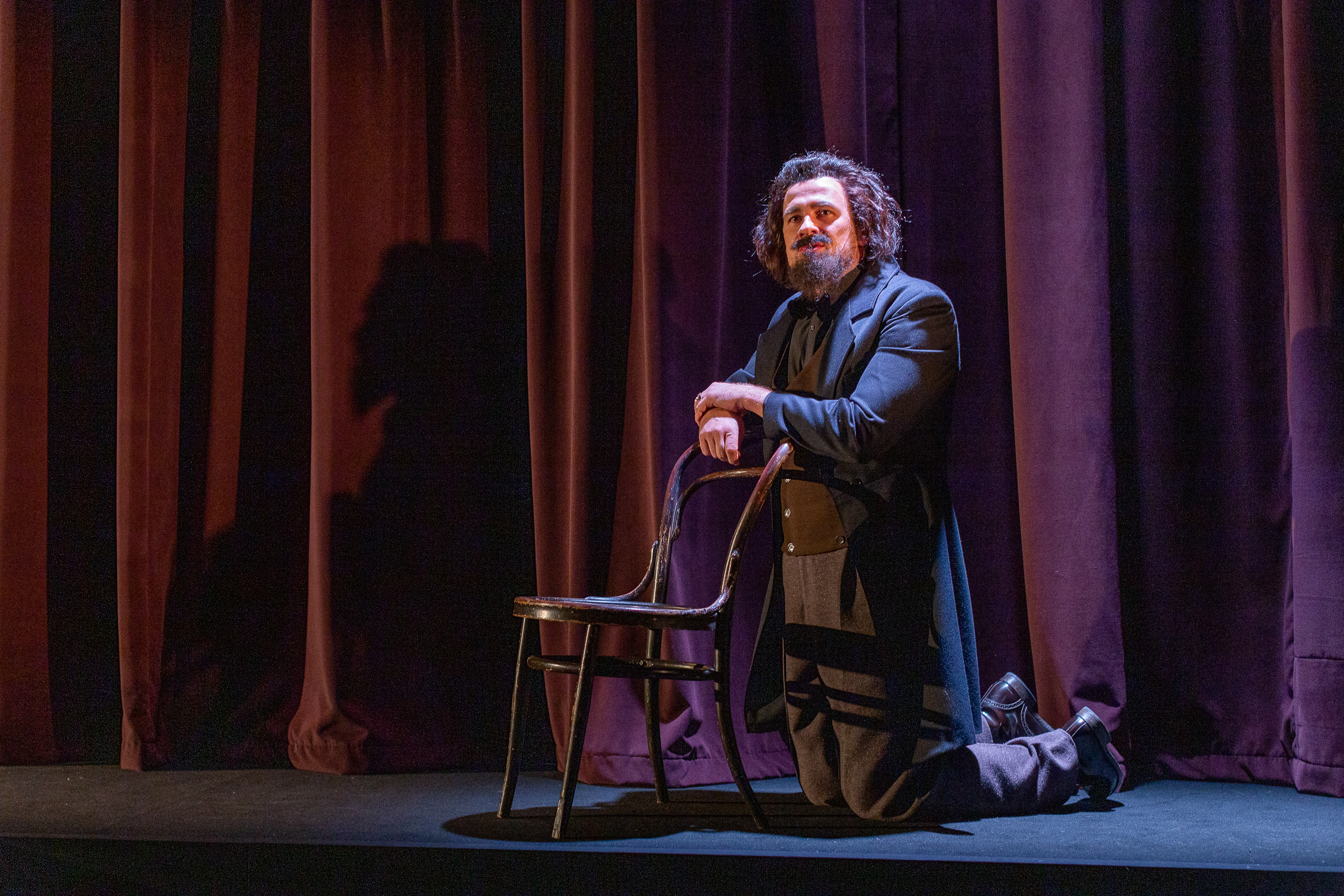 Andris Keišs - Eduards Smiļģis izrādē "Meklējot spēlmani" (2019, rež. Gatis Šmits) // Publicitātes foto