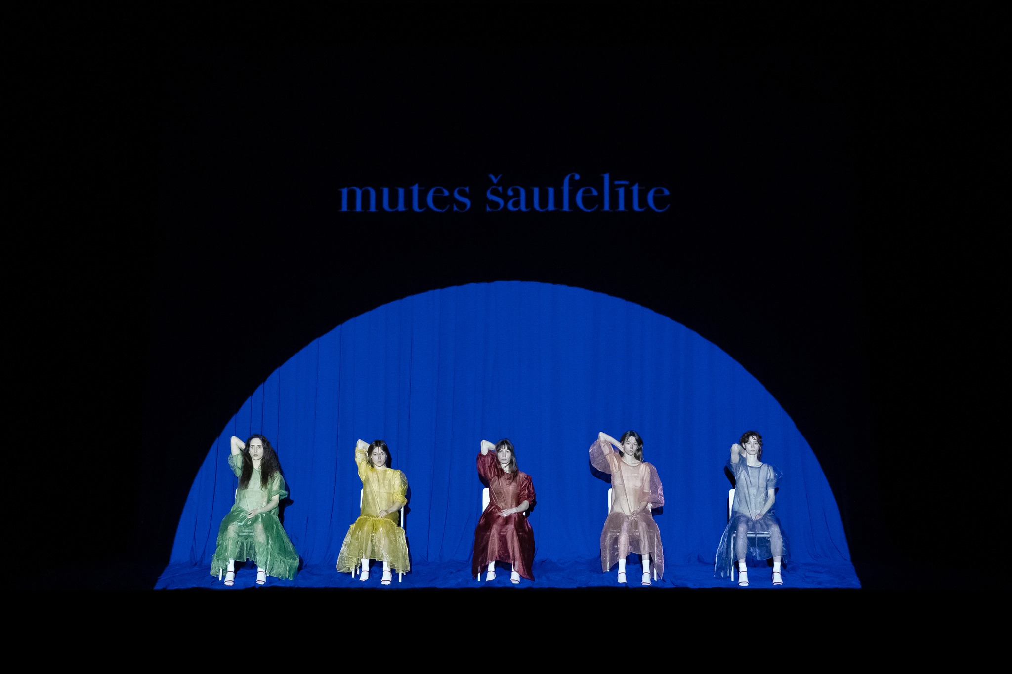 Skats no izrādes "Balta kleita" // Foto – Agnese Zeltiņa