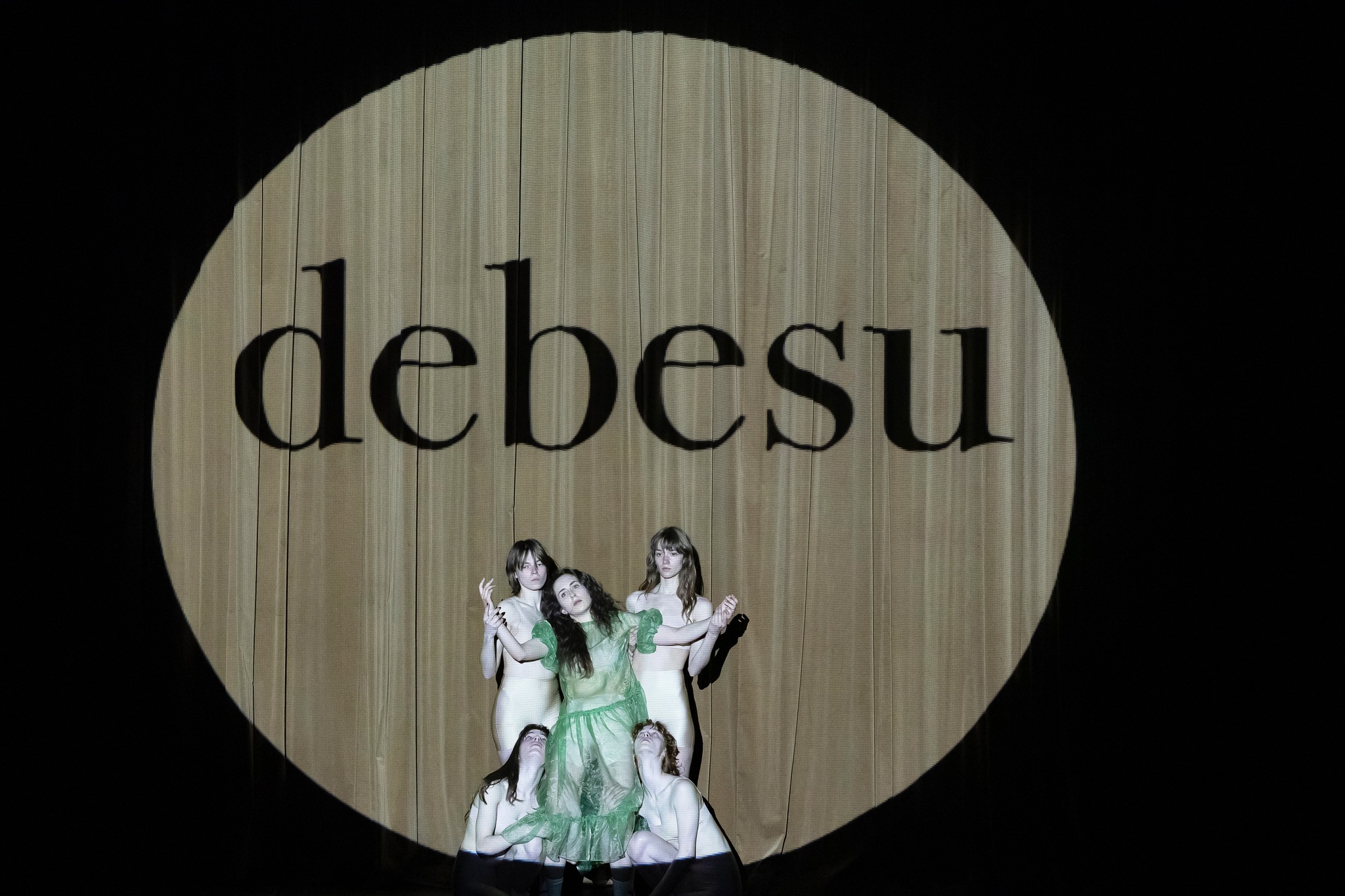 Skats no izrādes "Balta kleita" // Foto – Agnese Zeltiņa