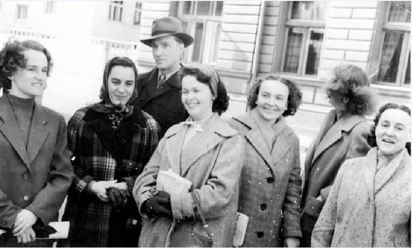 "Komunista" redakcijas kolēģi 1960. gada 1. maijā pie redakcijas Pasta ielā. No kreisās Anna Hānberga, Valentīna France, Vladimirs Kišenkovs, Valentīna Freimane, Valentīna Putāne un Vilma Jākabsone (rindas galā) // Foto no Zālamana Eidusa ģimenes arhīva 