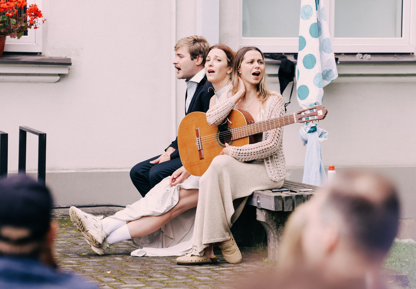 Skats no Valmieras Vasaras teātra festivāla izrādes "Koplietojamie stāsti" (2025, rež. Anna Klišāne) // Foto – Lita Millere