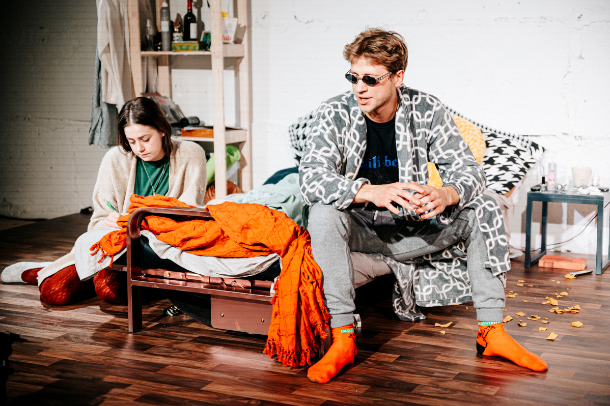 Skats no "Dirty Deal Teatro" izrādes "Es atceros šo krūšturi" (2021, rež. Jurģis Lūsis, Anna Klišāne) // Foto – Aivars Ivbulis