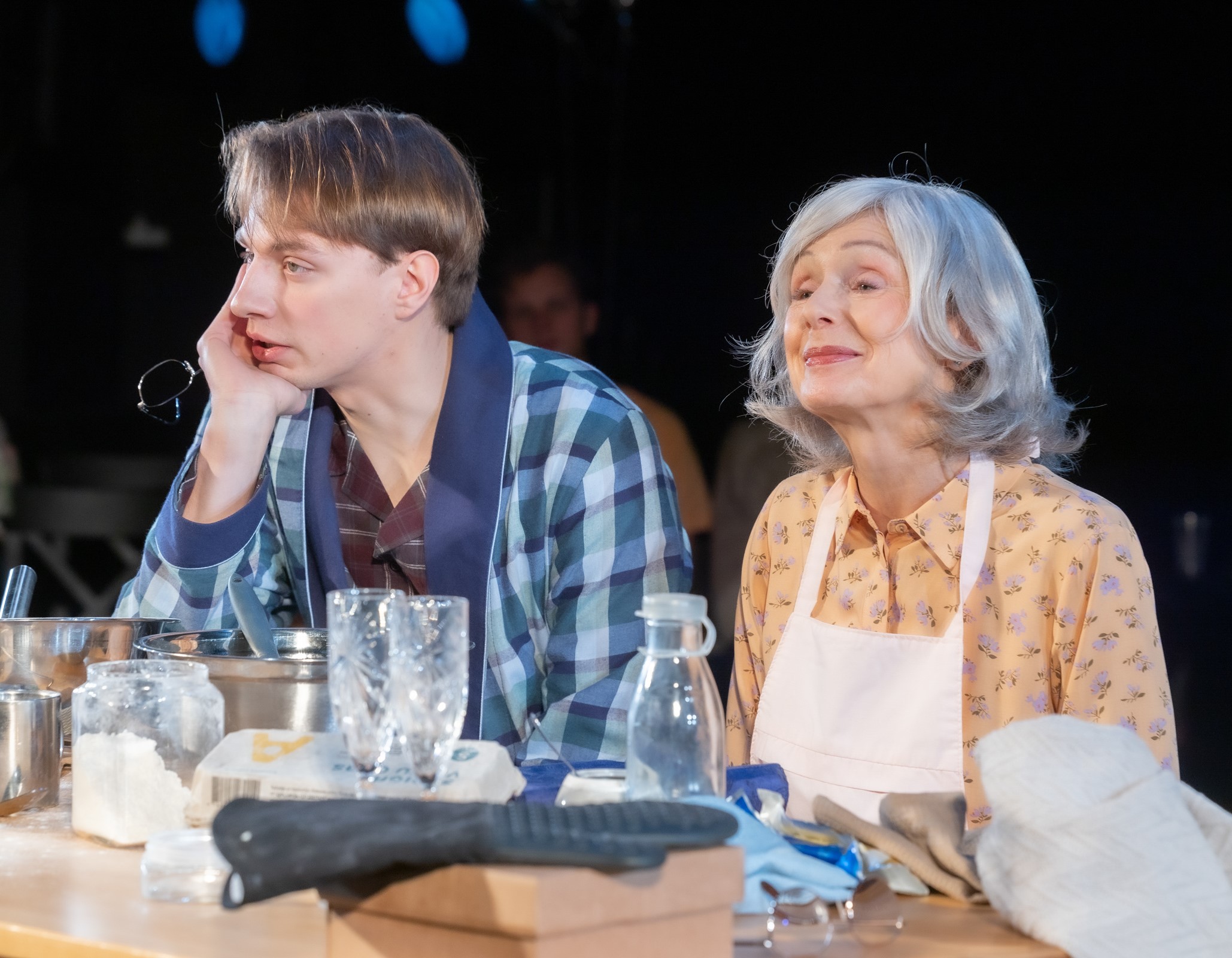 Skats no izrādes "Dzimšanas dienas kūka" (2022, rež. A. Hermanis). Džons – Ritvars Logins, Ernestīne – Regīna Razuma // Foto – Jānis Deinats  