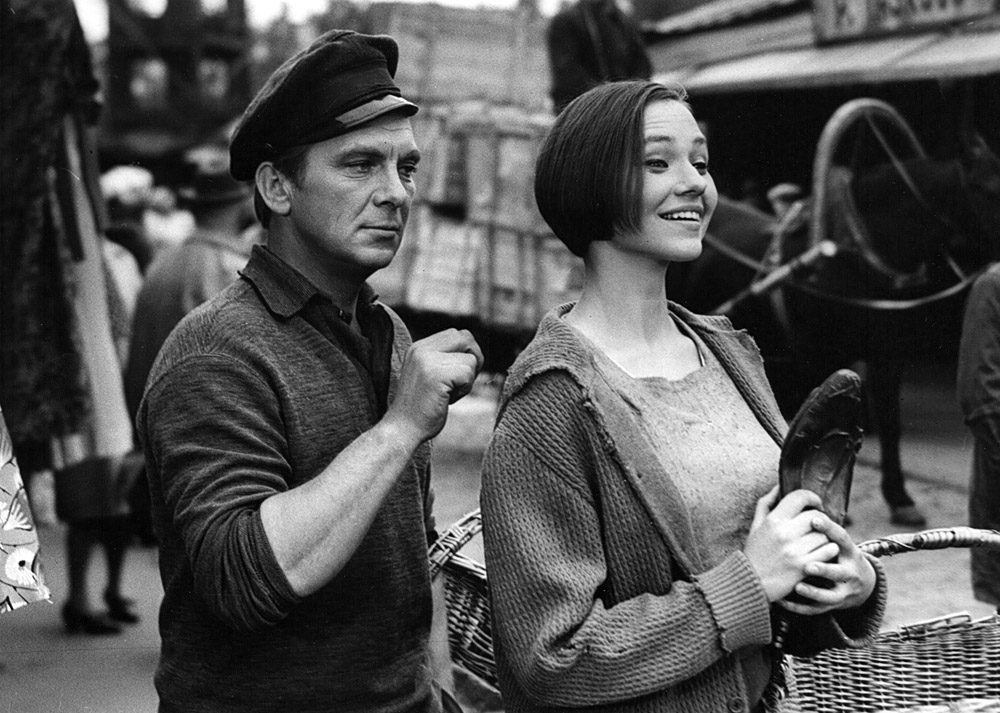 Skats no L. Leimaņa kinofilmas "Pie bagātās kundzes". Eduards Pāvuls – Oļģerts Kurmis, Līga Liepiņa – Emma Kārkls. // Foto – Guntis Grunte, www.fotokvartals.lv