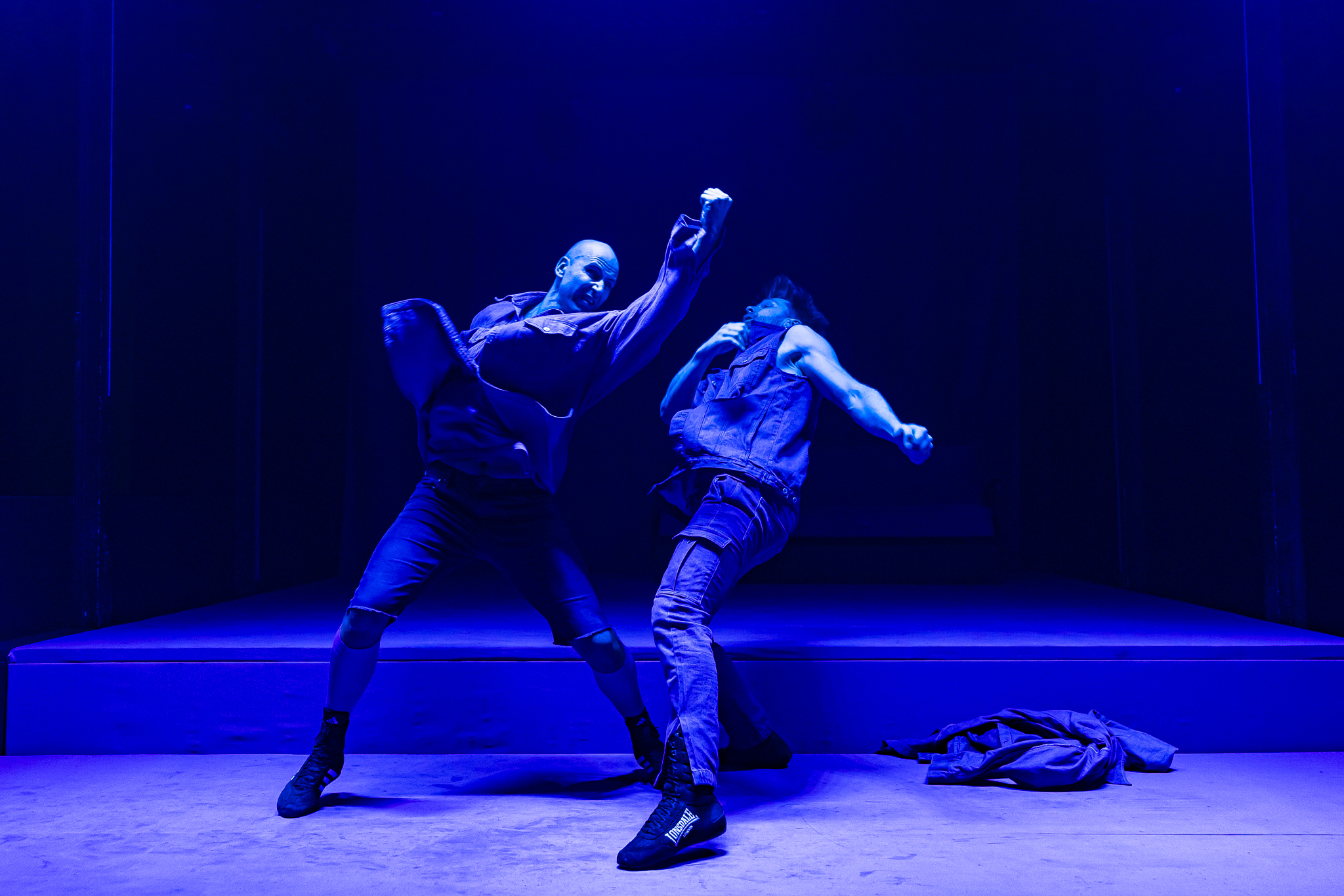 Skats no izrādes "Sēri krāca ūdens viļņi" // Foto – Agnese Zeltiņa