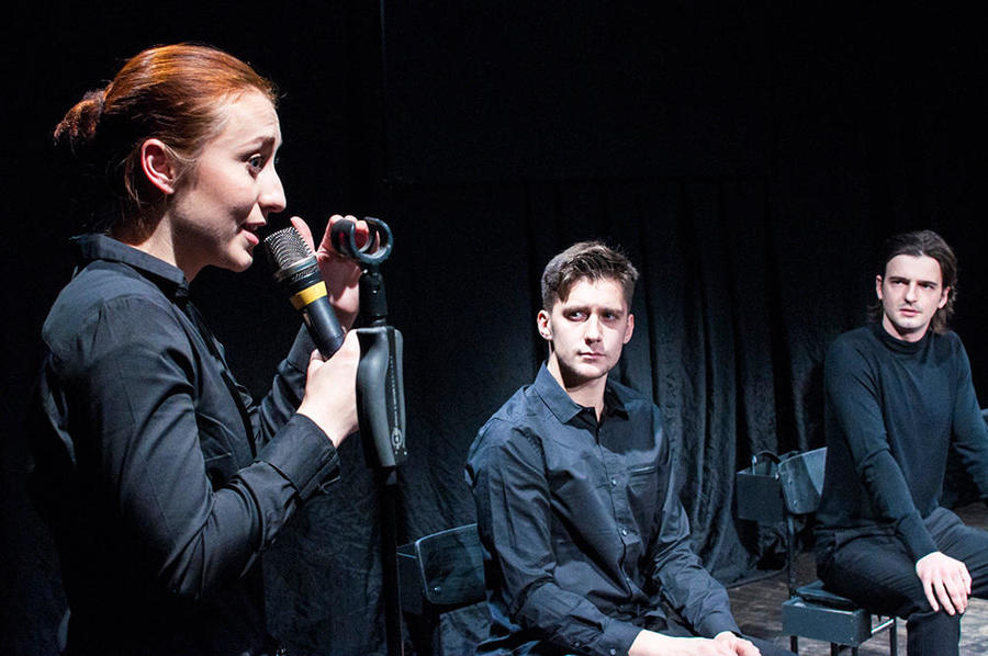 Skats no M. Čehova Rīgas Krievu teātra izrādes "Neatkarības bērni" (2015, rež. A. Leite) // Foto – Olga Bikova