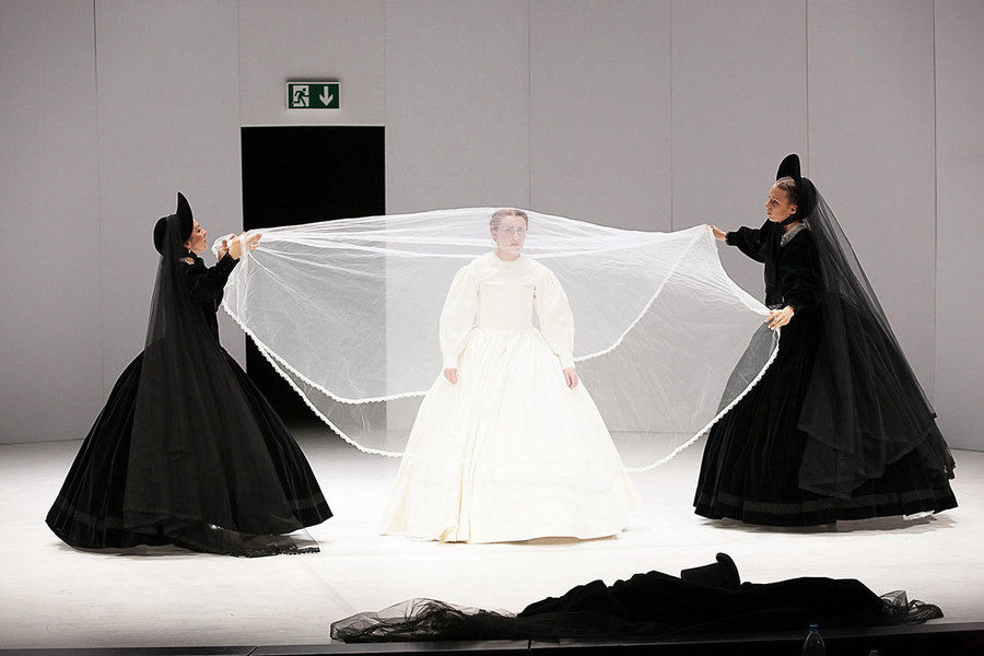 Skats no M. Čehova Rīgas Krievu teātra izrādes "Karalis Līrs" (2017, rež. V. Kairišs) // Foto – Didzis Grodzs