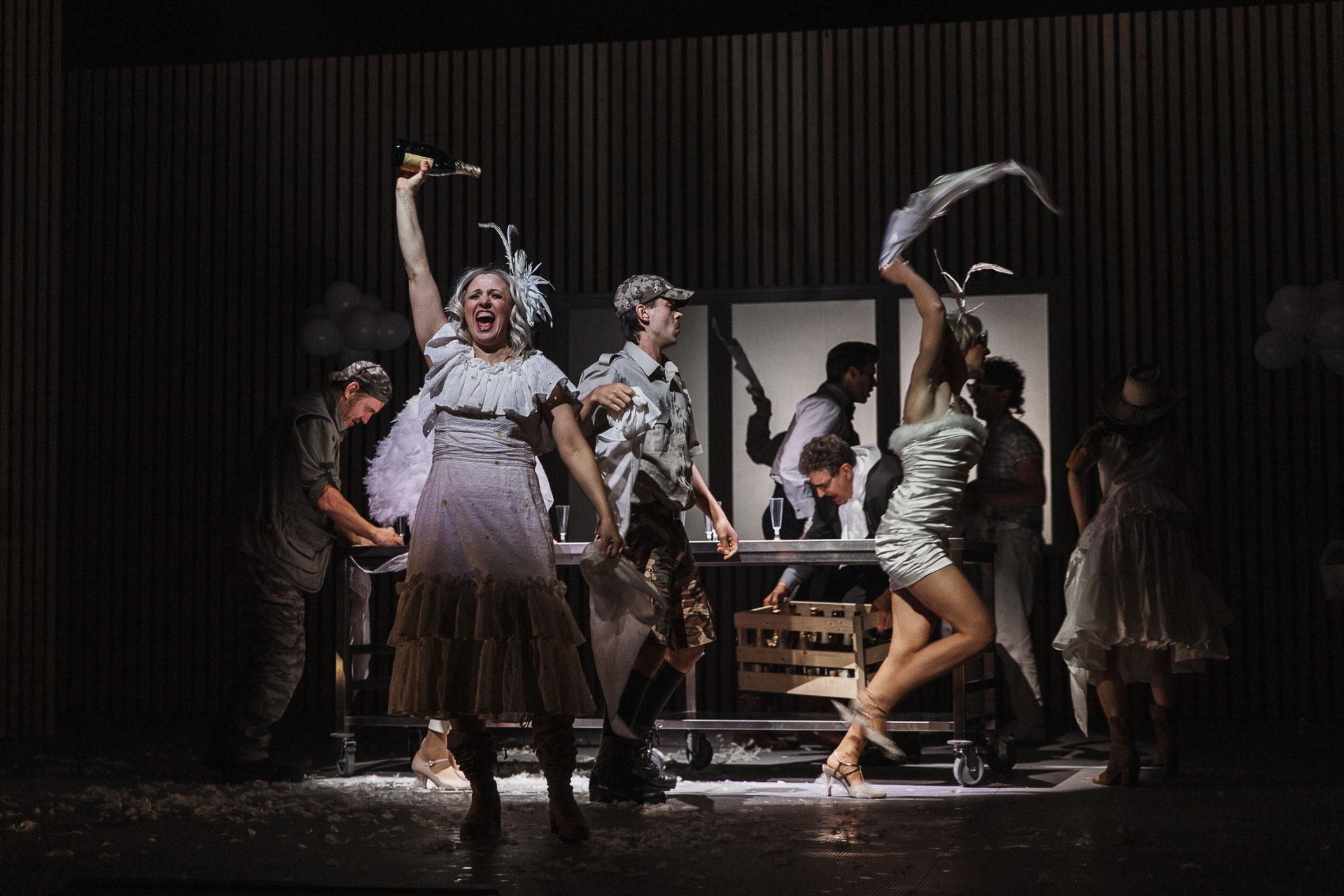 Skats no Valmieras teātra izrādes "Ļaunais gars" (2025, rež. Inese Mičule) // Foto – Matīss Markovskis