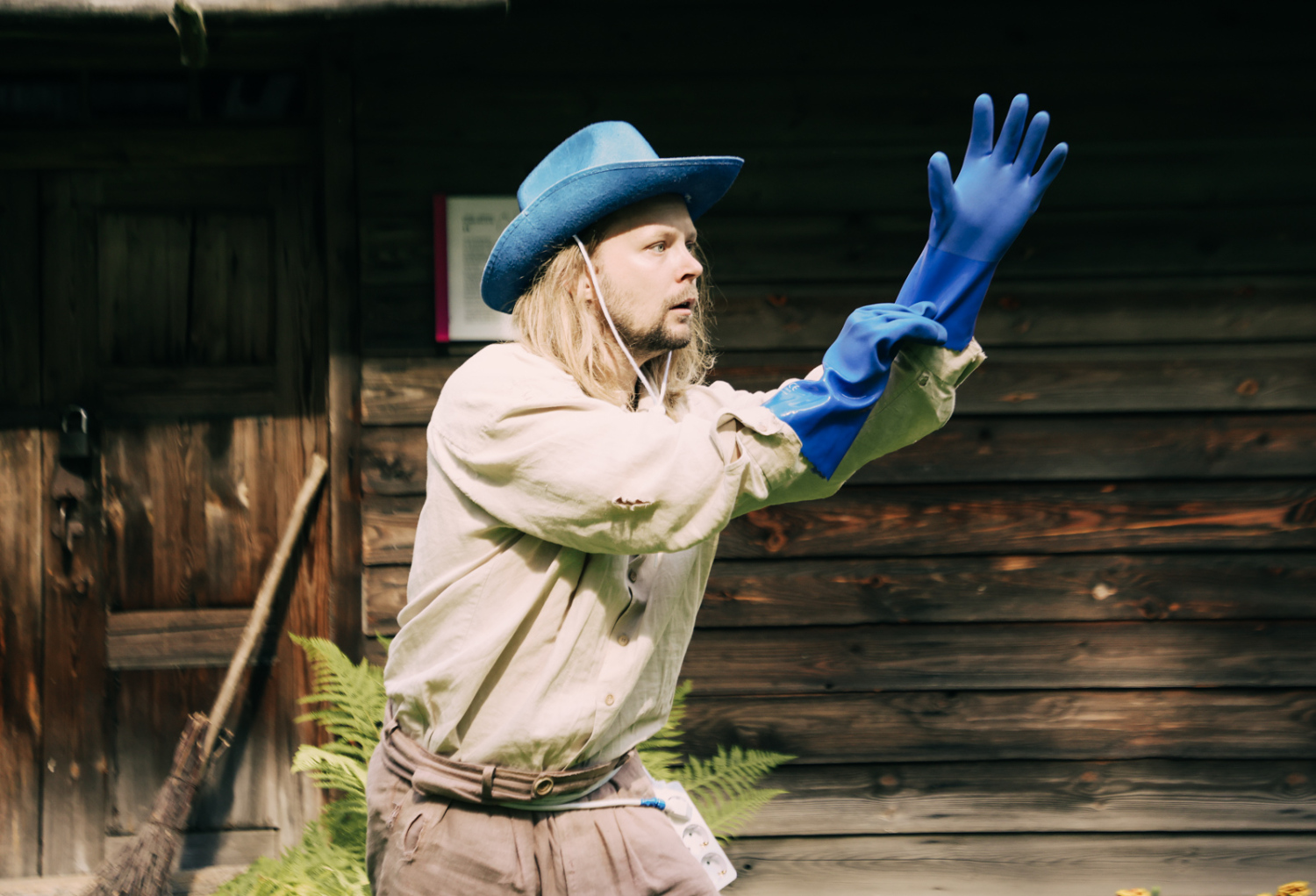 Skats no "Istabas teātra" izrādes "Apciemot lībieti" // Foto – Lita Millere