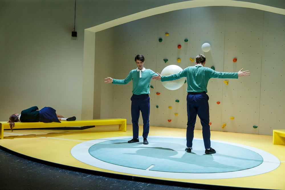 Skats no izrādes "Liesmojošā tumsa" (2022, rež. T. Treinis) // Foto – Matīss Markovskis