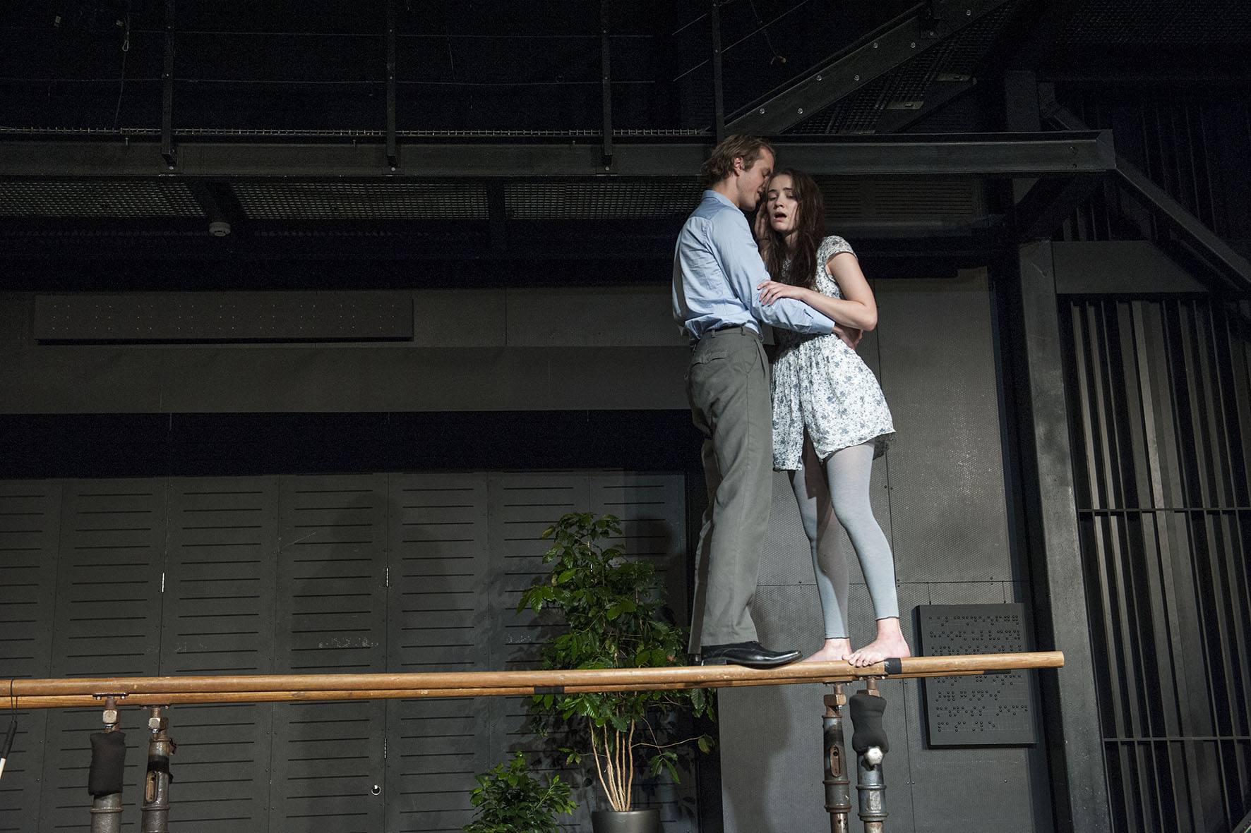 Kārlis Reijers un Klinta Reinholde LKA diplomdarba izrādē "Liesmojošā tumsa" (2017, rež. Elmārs Seņkovs) // Publicitātes foto