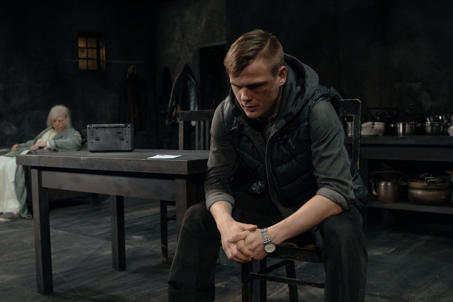 Skats no LT izrādes "Līnenas skaistumkaraliene" (2022, rež. Dž. Dž. Džiindžers). Mega – Mārtiņš Kalita, Rejs – Artūrs Irbe // Foto – Justīne Grinberga 