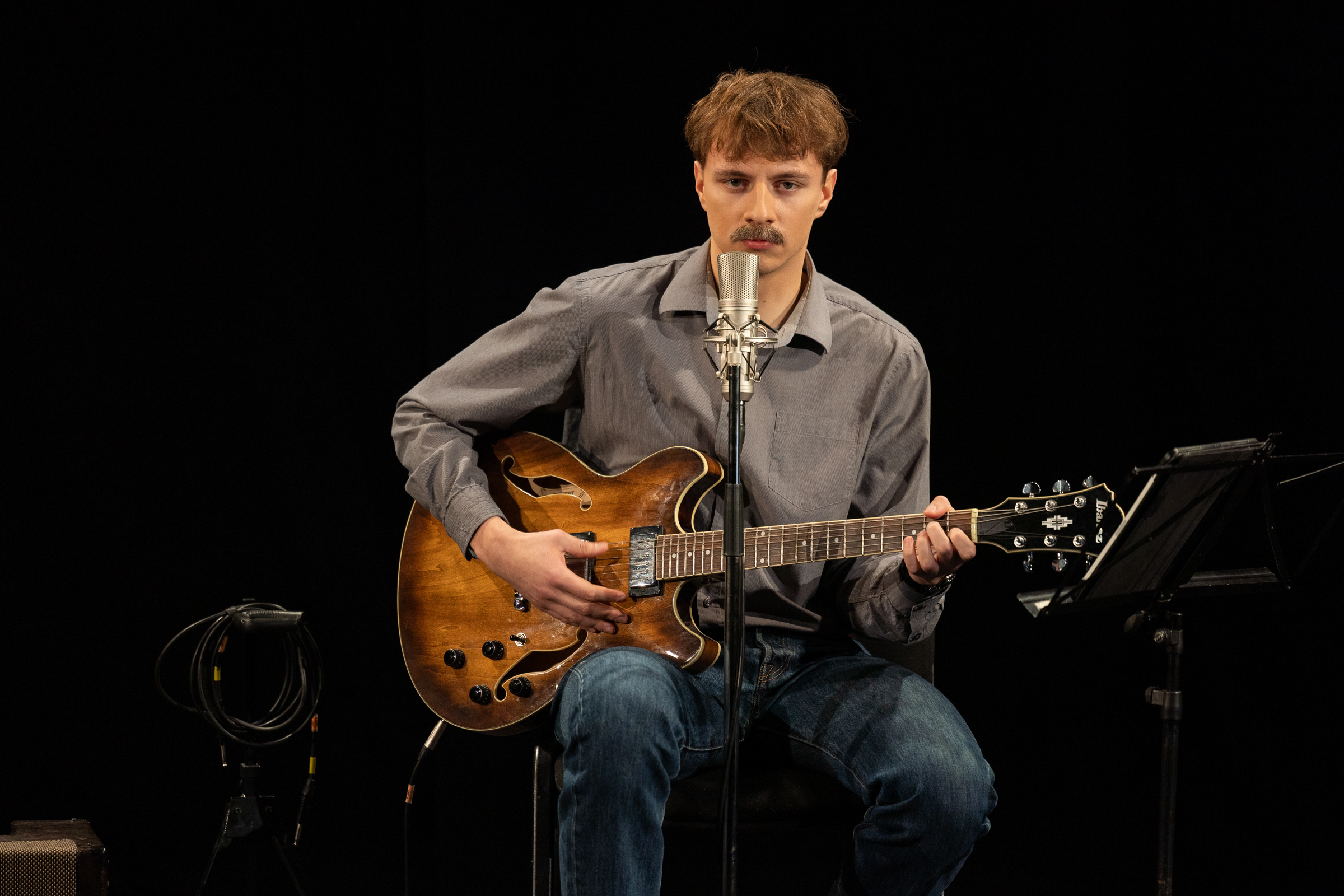 Ritvars Logins izrādē "Jaunie latviešu stāsti" (2021, rež. V. Daudziņš) // Foto – Jānis Deinats