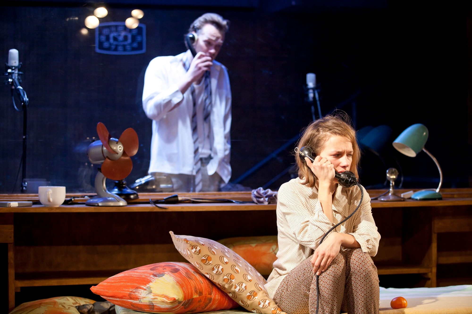 Skats no Latvijas Nacionālā teātra izrādes "Lūgšana resnajai tantei" (2011). Zūijs – Kaspars Zvīgulis, Frenija – Madara Saldovere (Zviedre) // Foto – Gunārs Janaitis