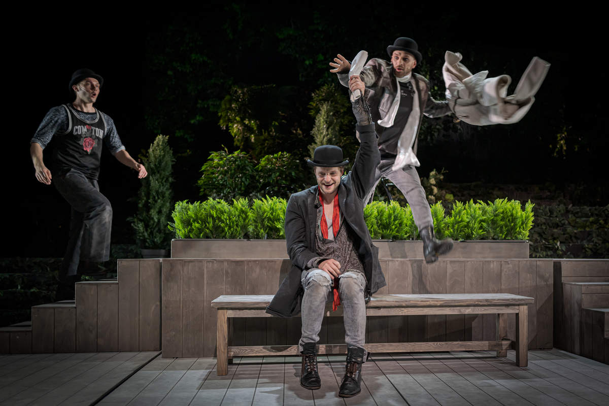 Skats no izrādes "Iemīlējies Šekspīrs" // Foto - Matīss Markovskis