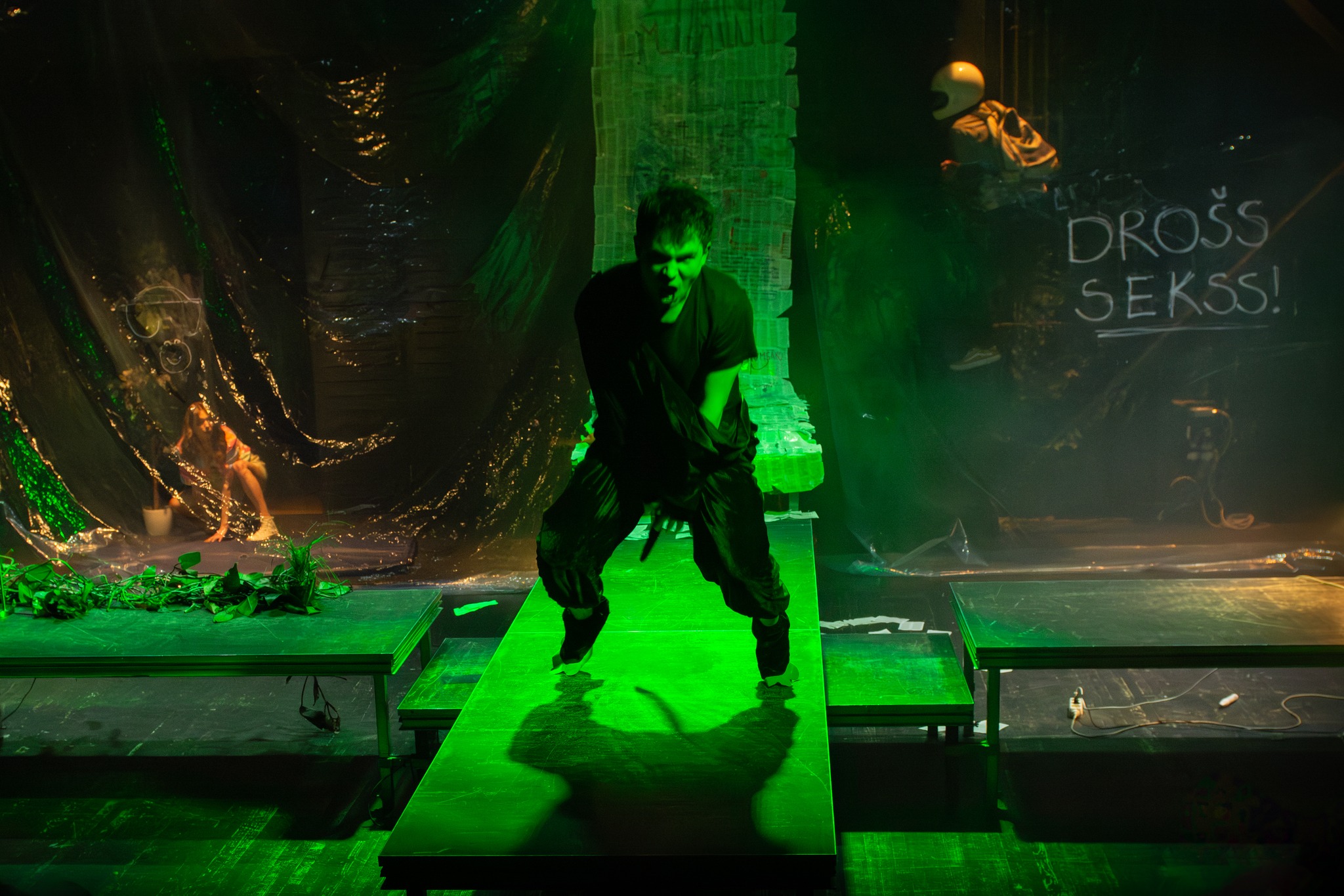 Skats no LKA Dramatiskā teātra aktiermākslas studentu kursadarba izrādes "Māceklis" (rež. Elmārs Seņkovs). Aleksandrs Bricis – Bendžamins // Foto – Maija Sjomkane