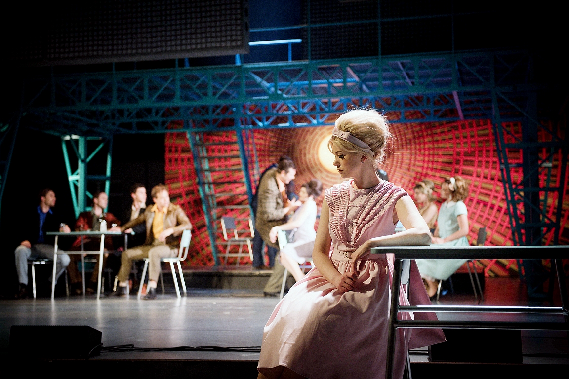 Skats no izrādes "Man 30 gadu" (NT, rež. Ināra Slucka) // Foto – Kristaps Kalns