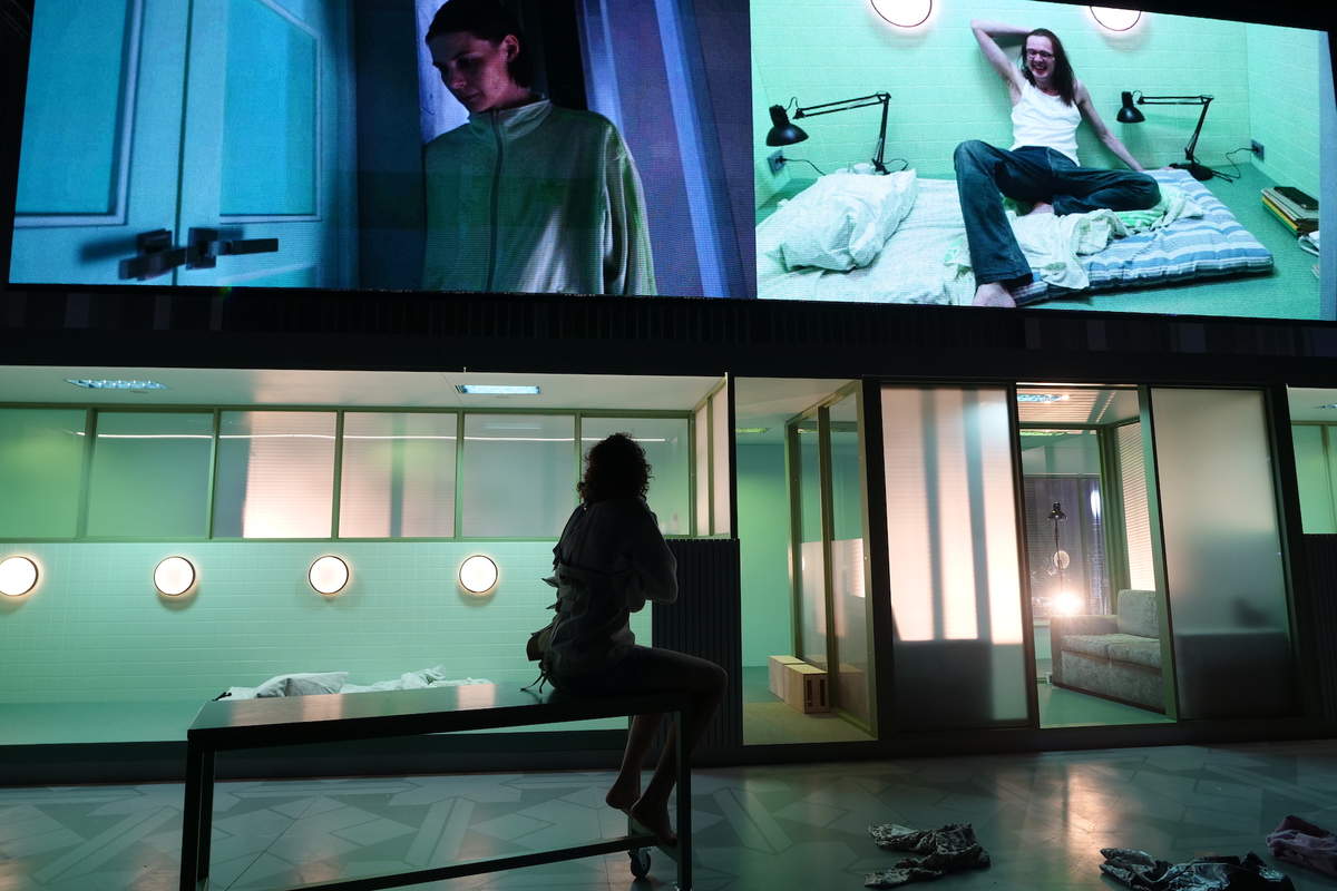 Enes-Līsas Semperes, Tīta Ojaso video Dailes teātra izrādē “Meistars un Margarita” // Foto – Anita Kremm