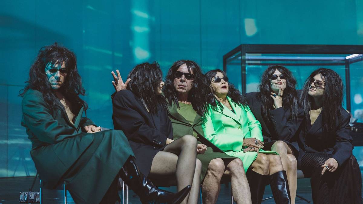 Skats no Berlīnes Deutsches Theater izrādes “Marķīze fon O. un –” (rež. Ildiko Gašpāra) // Foto – Eike Walkenhorst