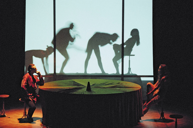 Skats no Oskara Koršunova izrādes "Meistars un Margarita"