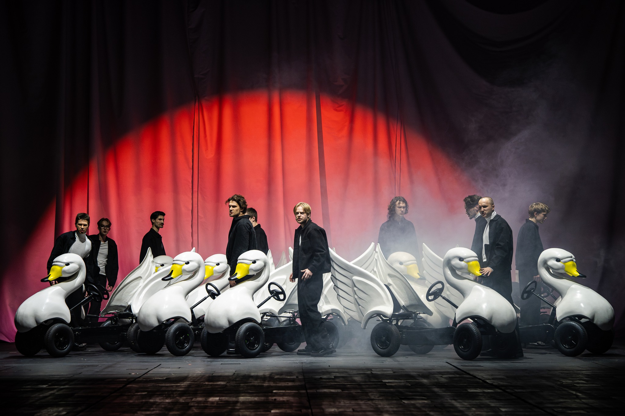 Skats no DT izrādes "Meža gulbji" // Foto – Marko Rass