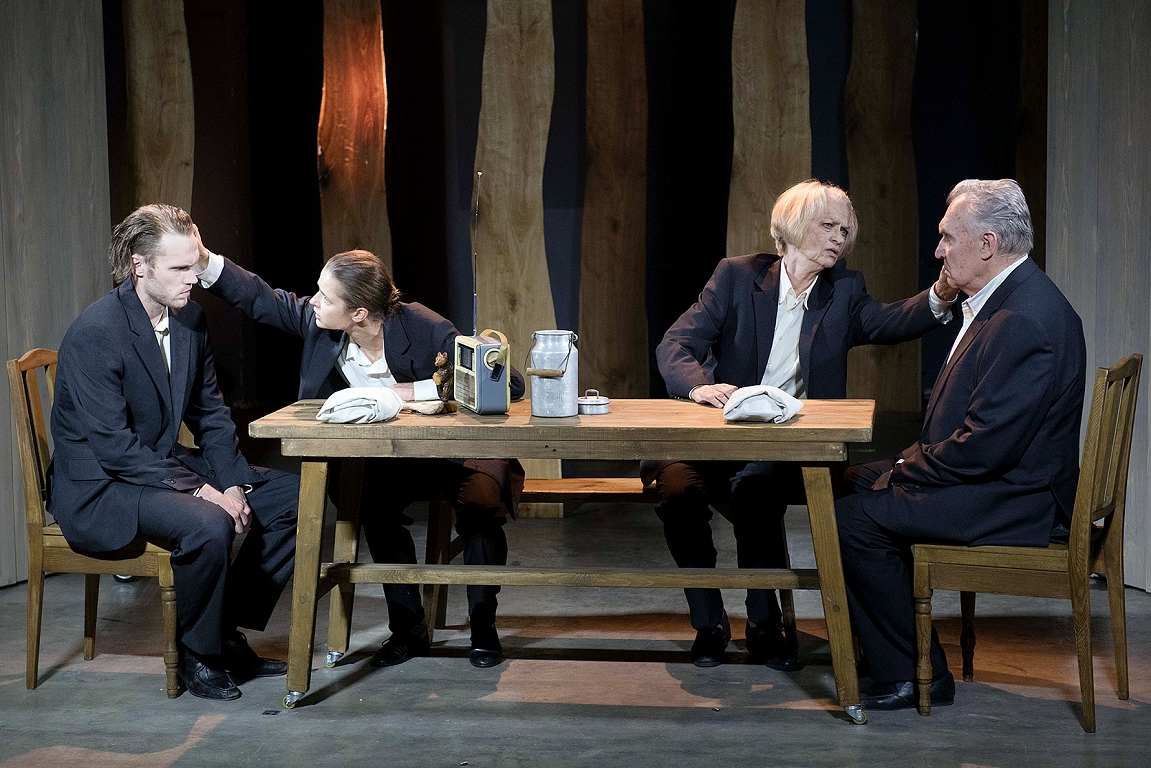 Skats no NT izrādes "Mežainis" (rež. Valters Sīlis) // Foto – Kristaps Kalns