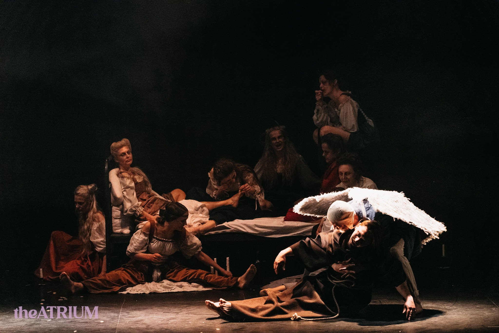 Skats no Klaipēdas Drāmas teātra izrādes “Starp Lēnas kājām” jeb “Jaunavas Marijas nave” (rež. Agata Duda-Grača) // Foto – Domas Rimeika