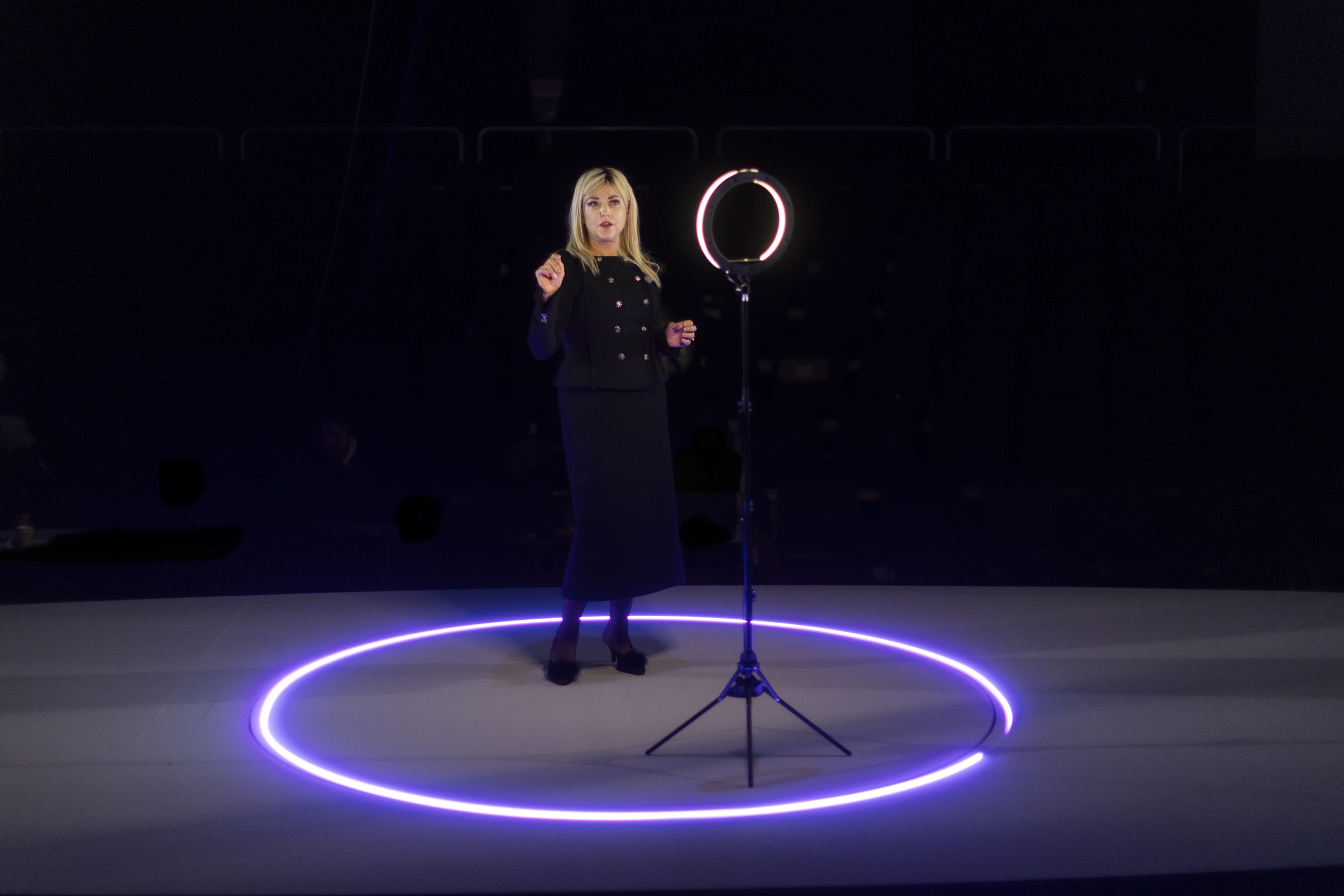 Skats no JRT izrādes “Mīlas straume” (2024, rež. Gatis Šmits). Dīva – Baiba Broka // Foto – Jānis Deinats