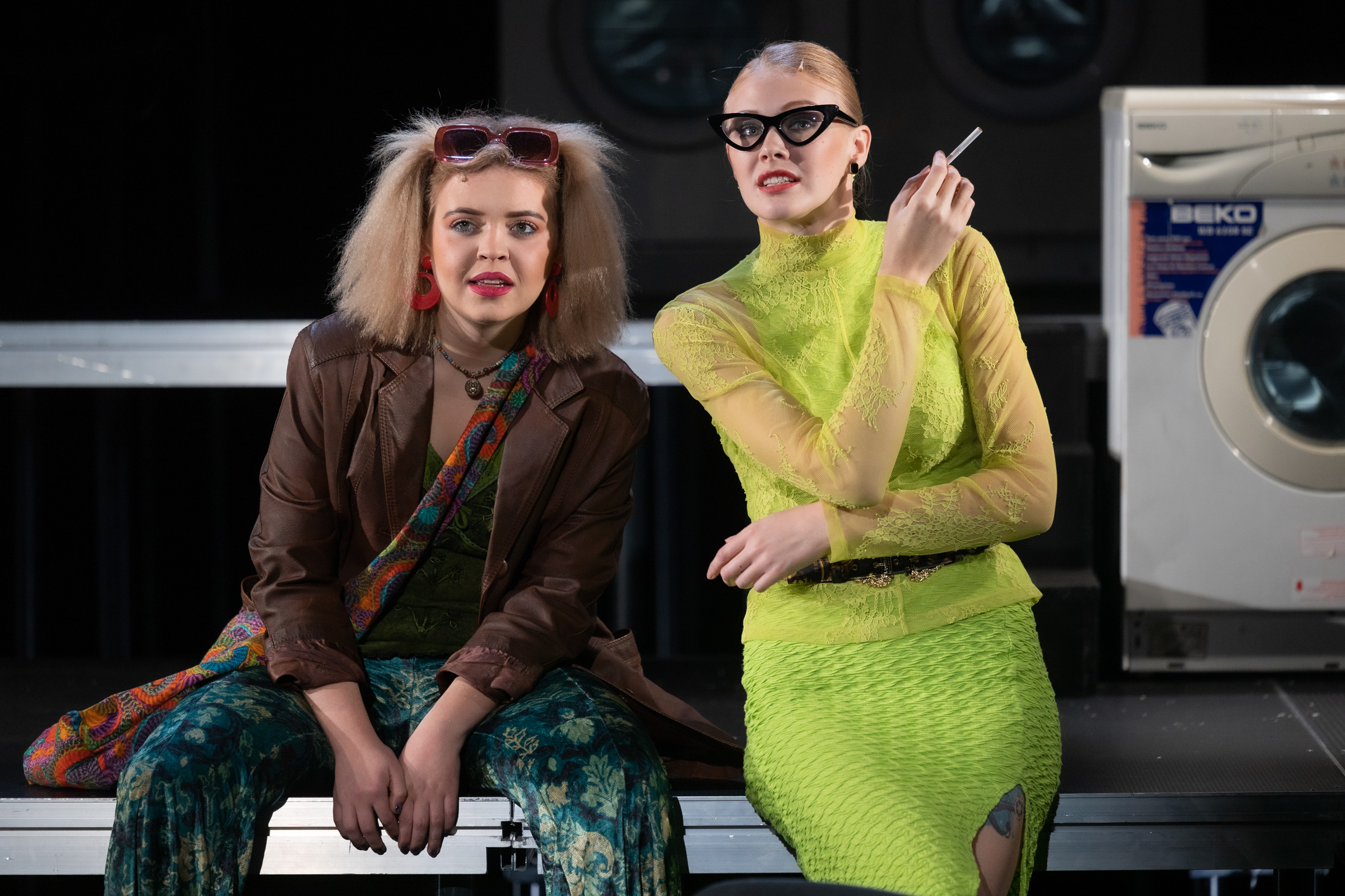 Sabīne Tīkmane – Terēze, Lolita Stūrmane – Alise JRT izrādē "Operācija ""Mindfuck"" (2022, rež. A. Hermanis) // Foto – Jānis Deinats