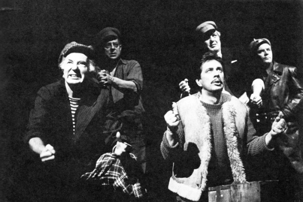 Skats no Kārļa Auškāpa iestudētās izrādes "Mūžības skartie" (1987) // Publicitātes foto