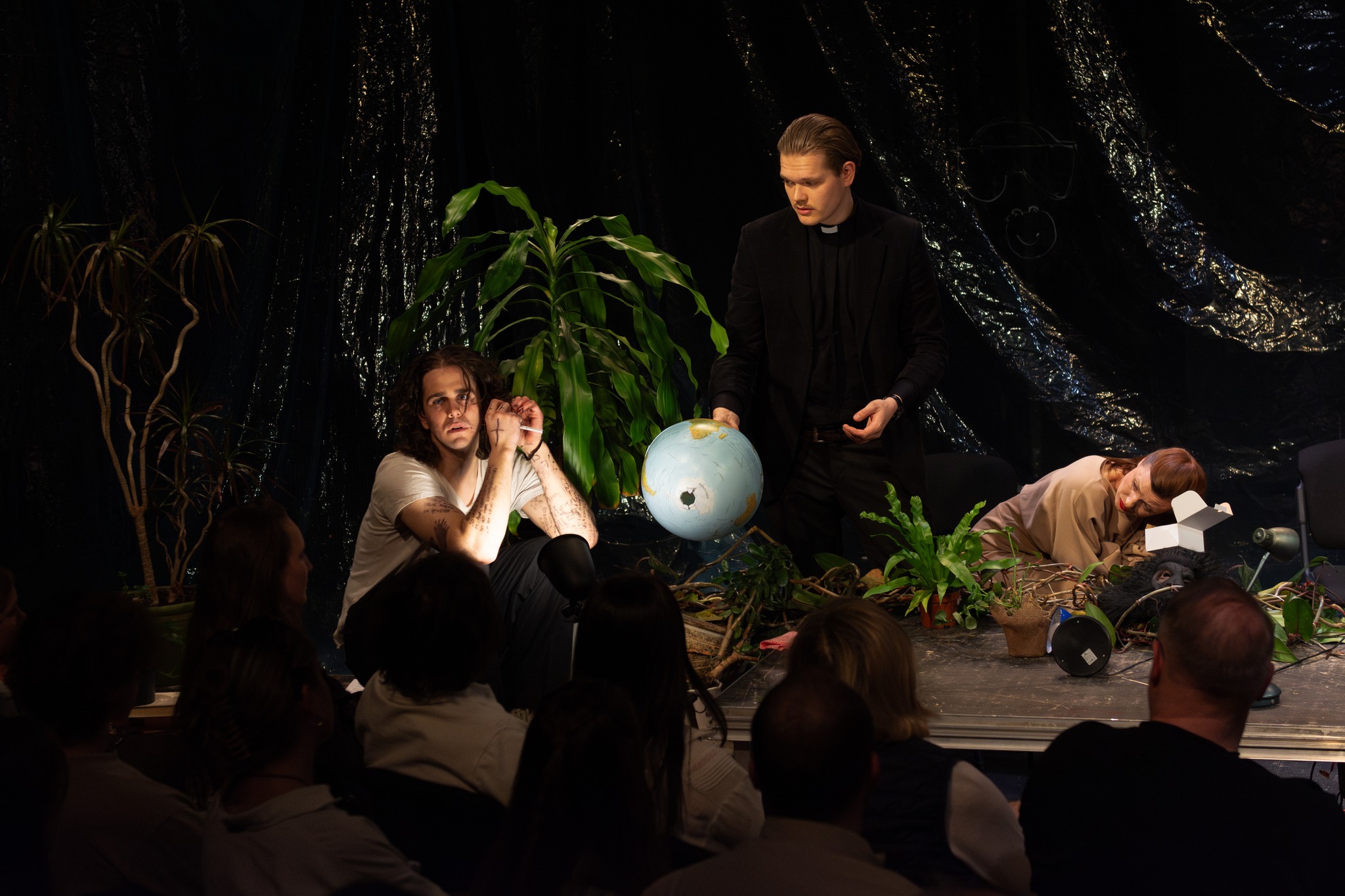 Skats no izrādes "Moceklis" (rež. Elmārs Seņkovs) // Foto – Maija Sjomkane