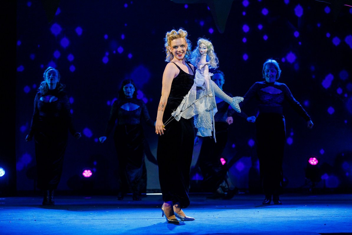 Skats no izrādes "Bez morāles. Ar lellēm". Priekšplānā: Elīna Bojarkina // Foto – Matīss Markovskis