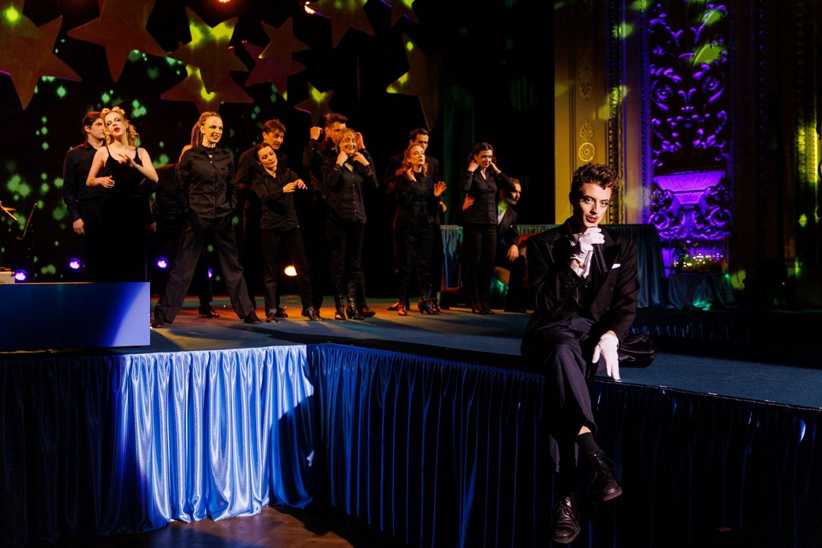 Skats no izrādes "Bez morāles. Ar lellēm". Priekšplānā: konferansjē – Rūdolfs Apse // Foto – Matīss Markovskis