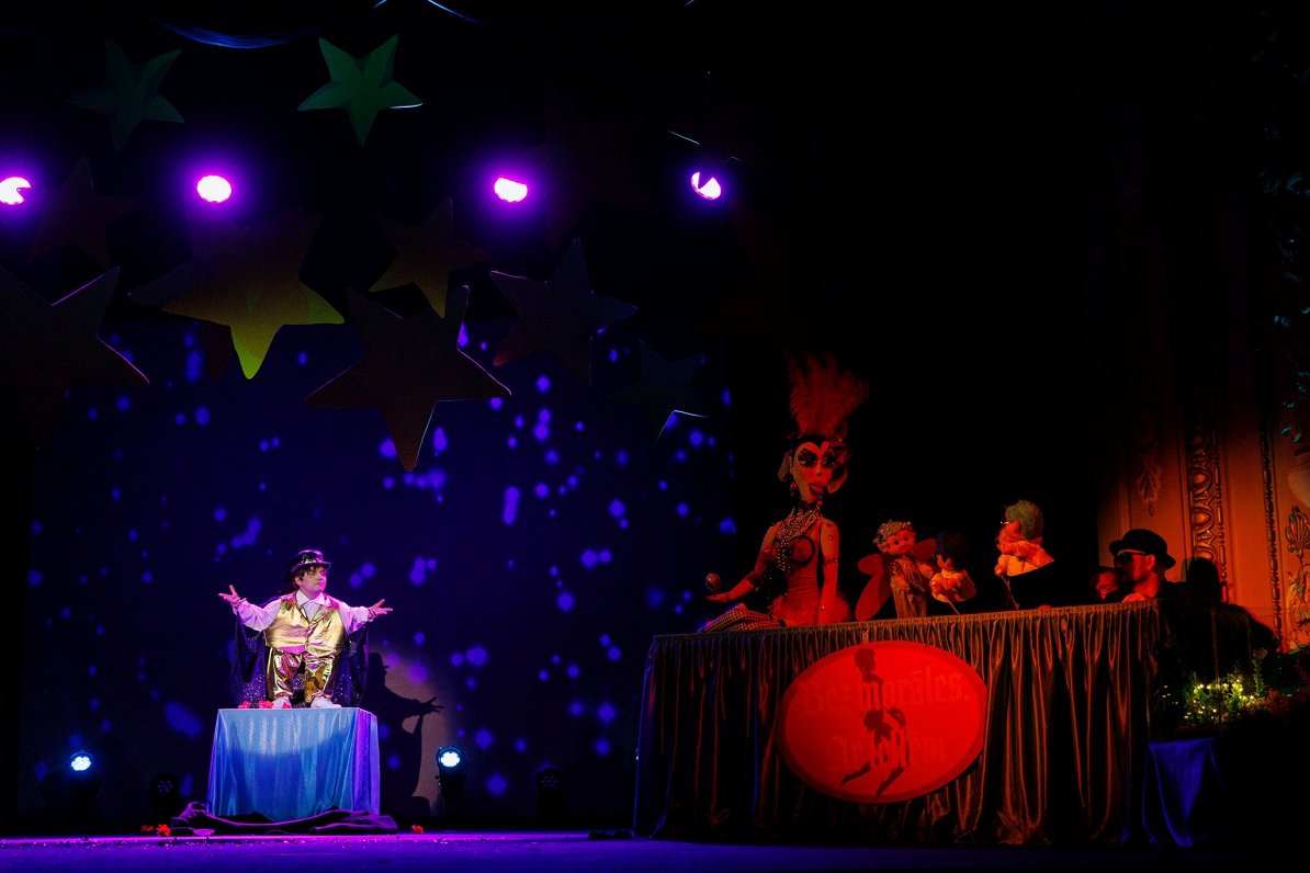 Skats no izrādes "Bez morāles. Ar lellēm" // Foto – Matīss Markovskis