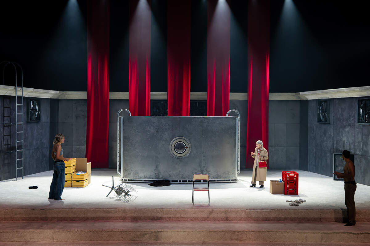 Skats no Dailes teātra izrādes "Nachtland" // Foto – Marko Rass