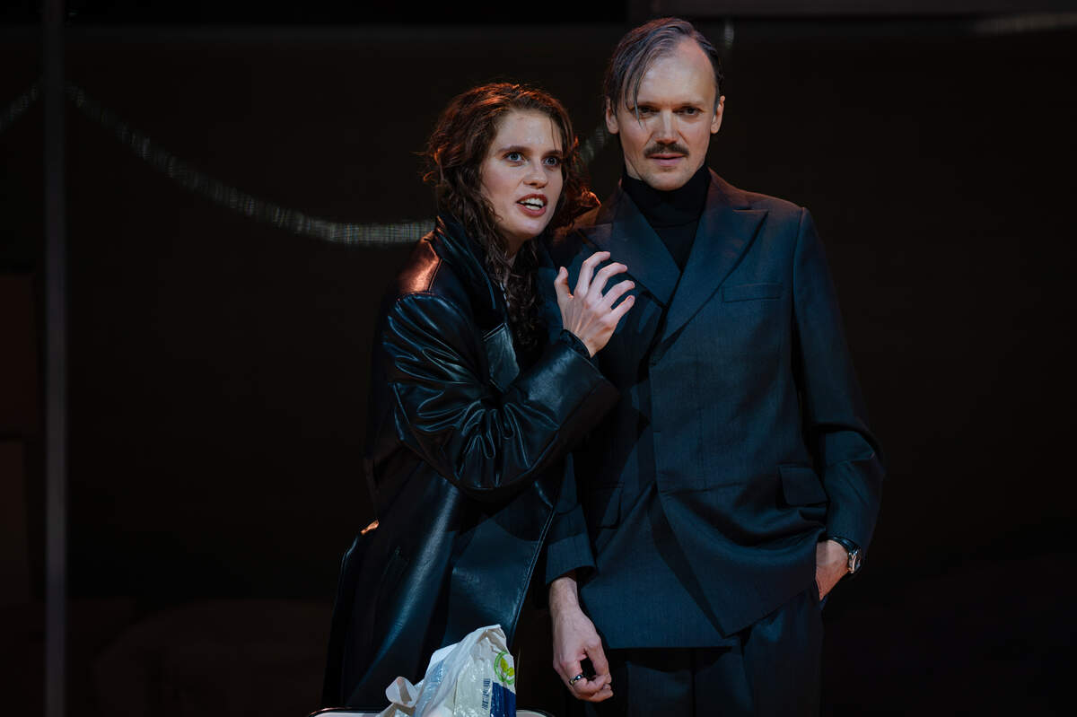 Skats no Dailes teātra izrādes "Nachtland". Judīte – Milēna Miškēviča, Kāls – Arturs Krūzkops // Foto – Marko Rass