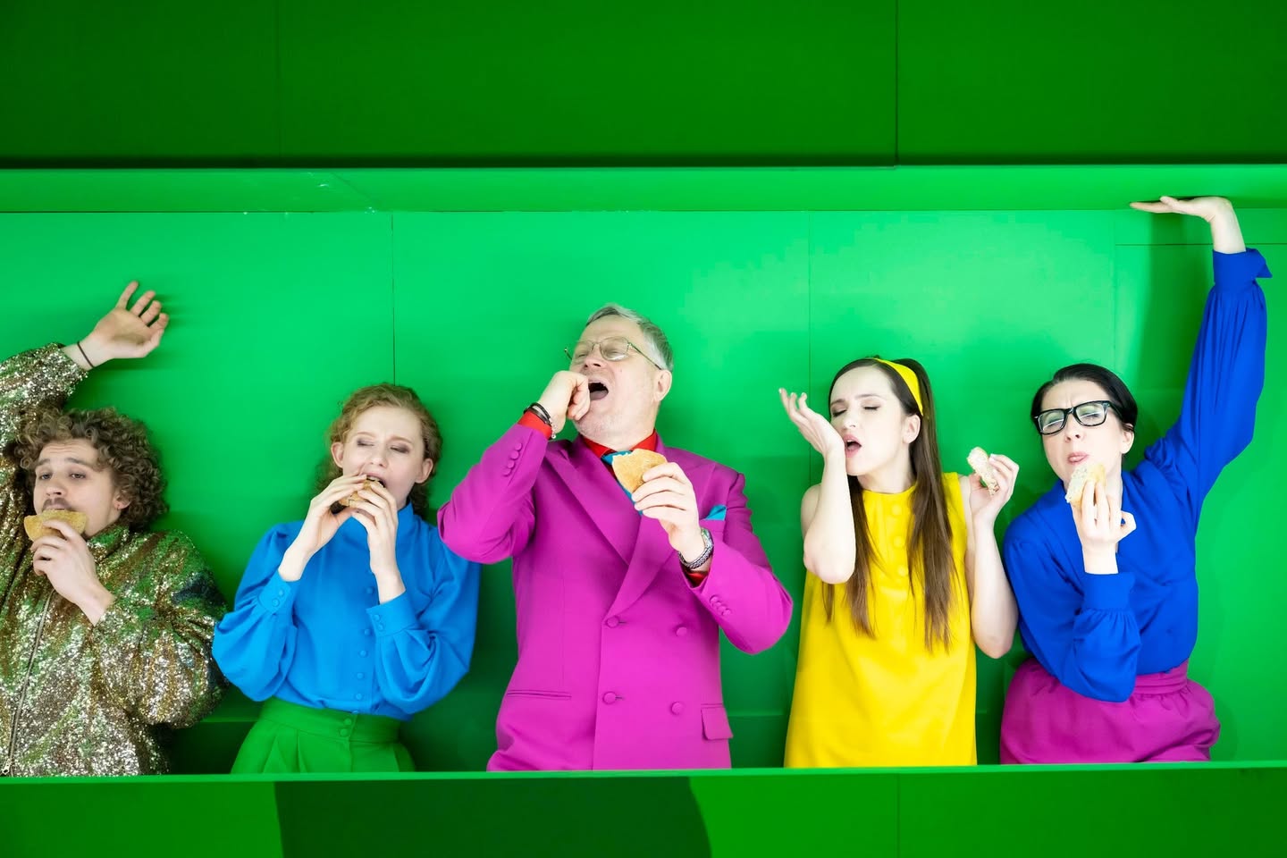 Skats no Latvijas Nacionālā teātra izrādes "Nacionālais kanāls" (kost. māksl. Krista Vindberga (Dzudzilo) // Foto – Kristaps Kalns