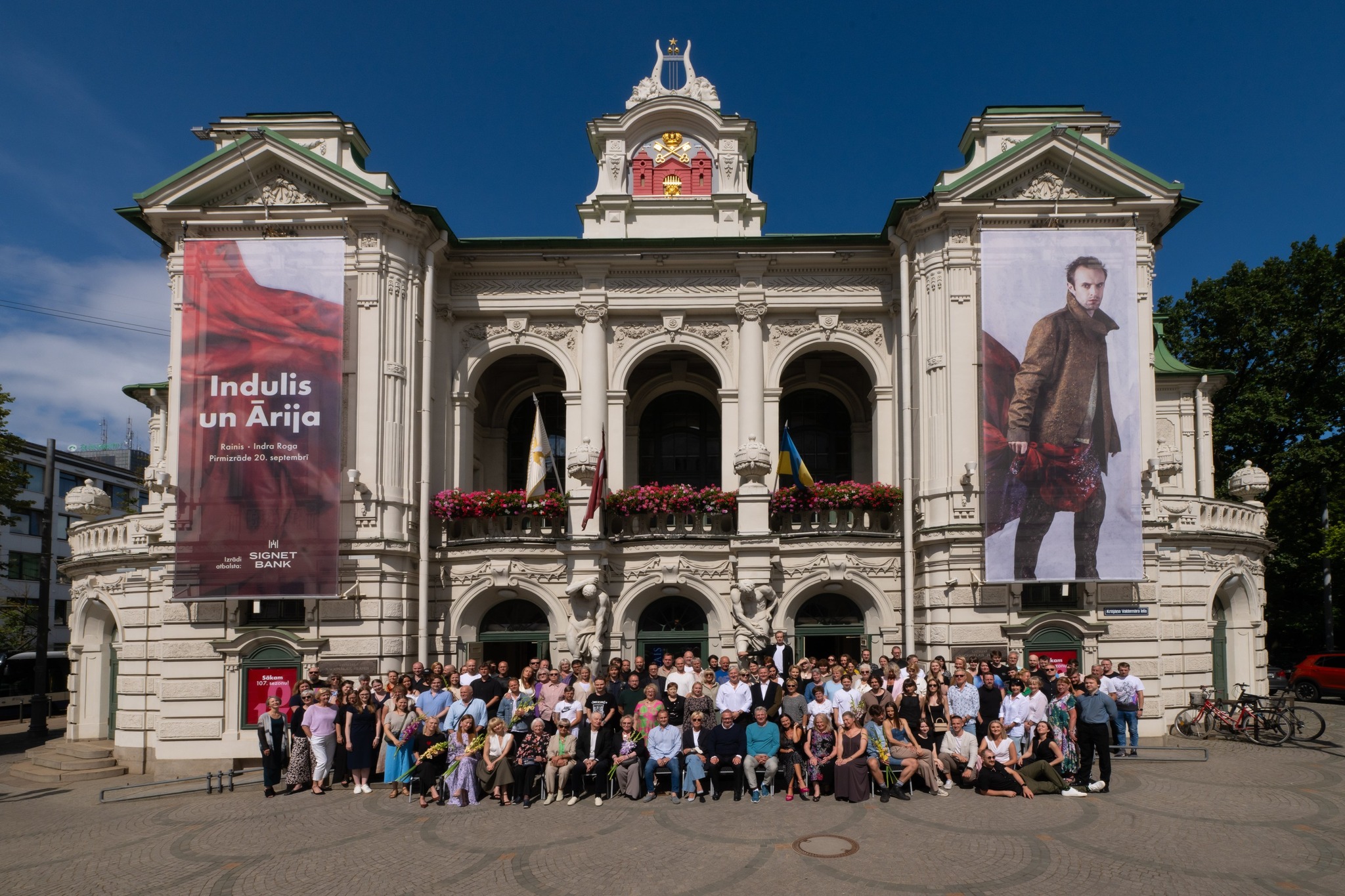 Latvijas Nacionālā teātra 2025./2026. gada sezonas atklāšanas kopbilde // Foto – Kristaps Kalns