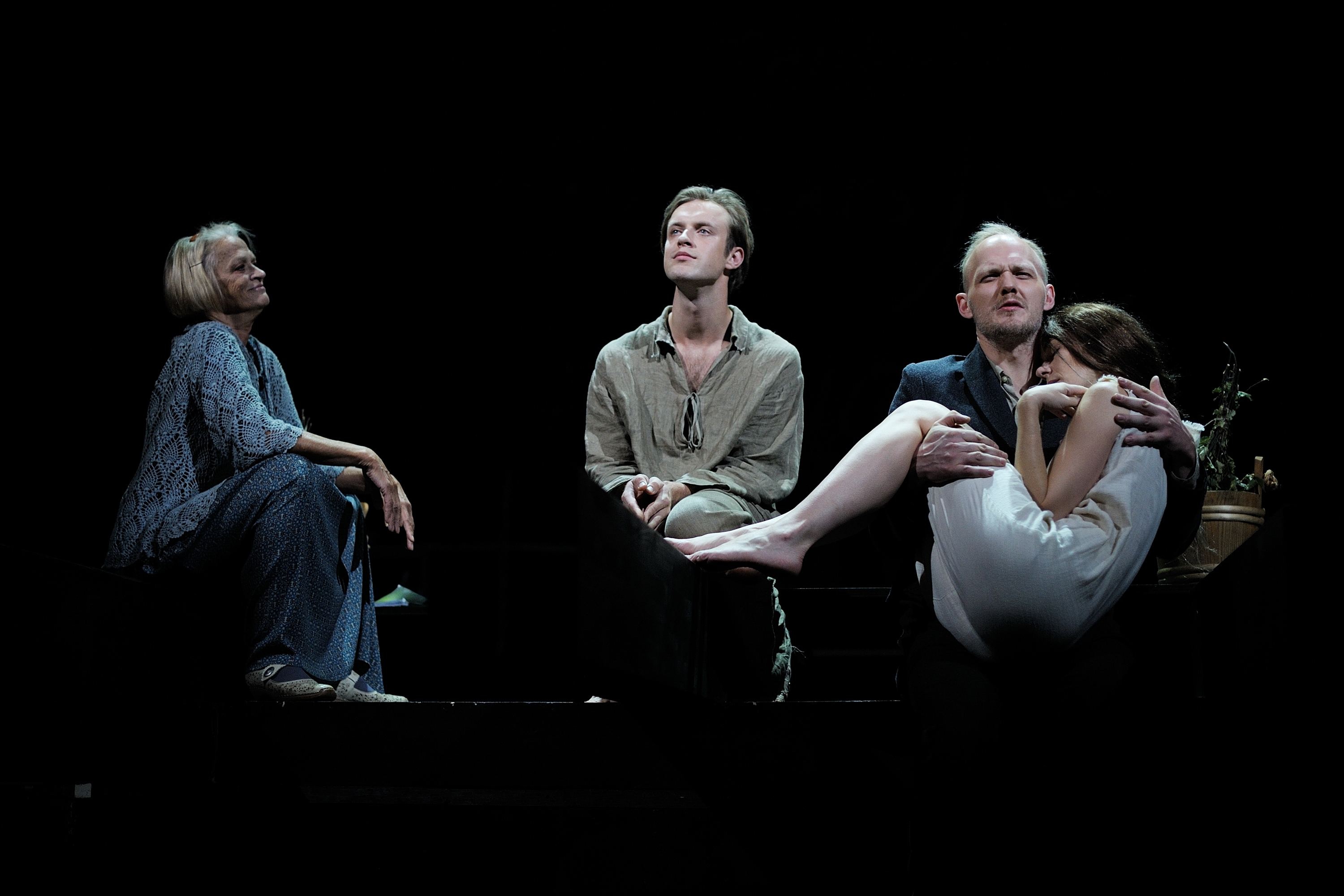 Skats no izrādes "Klūgu mūks" (NT, rež. Indra Roga) // Foto – Margarita Germane