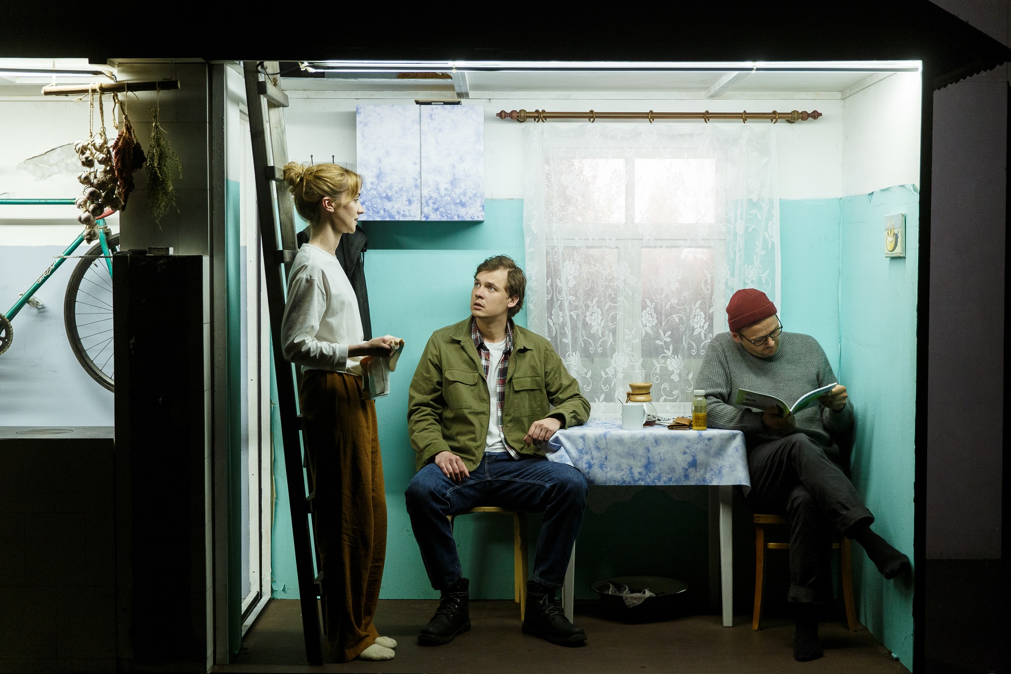 Skats no VDT izrādes "Nākošpavasar" (2021, rež. Toms Treinis) // Foto – Matīss Markovskis