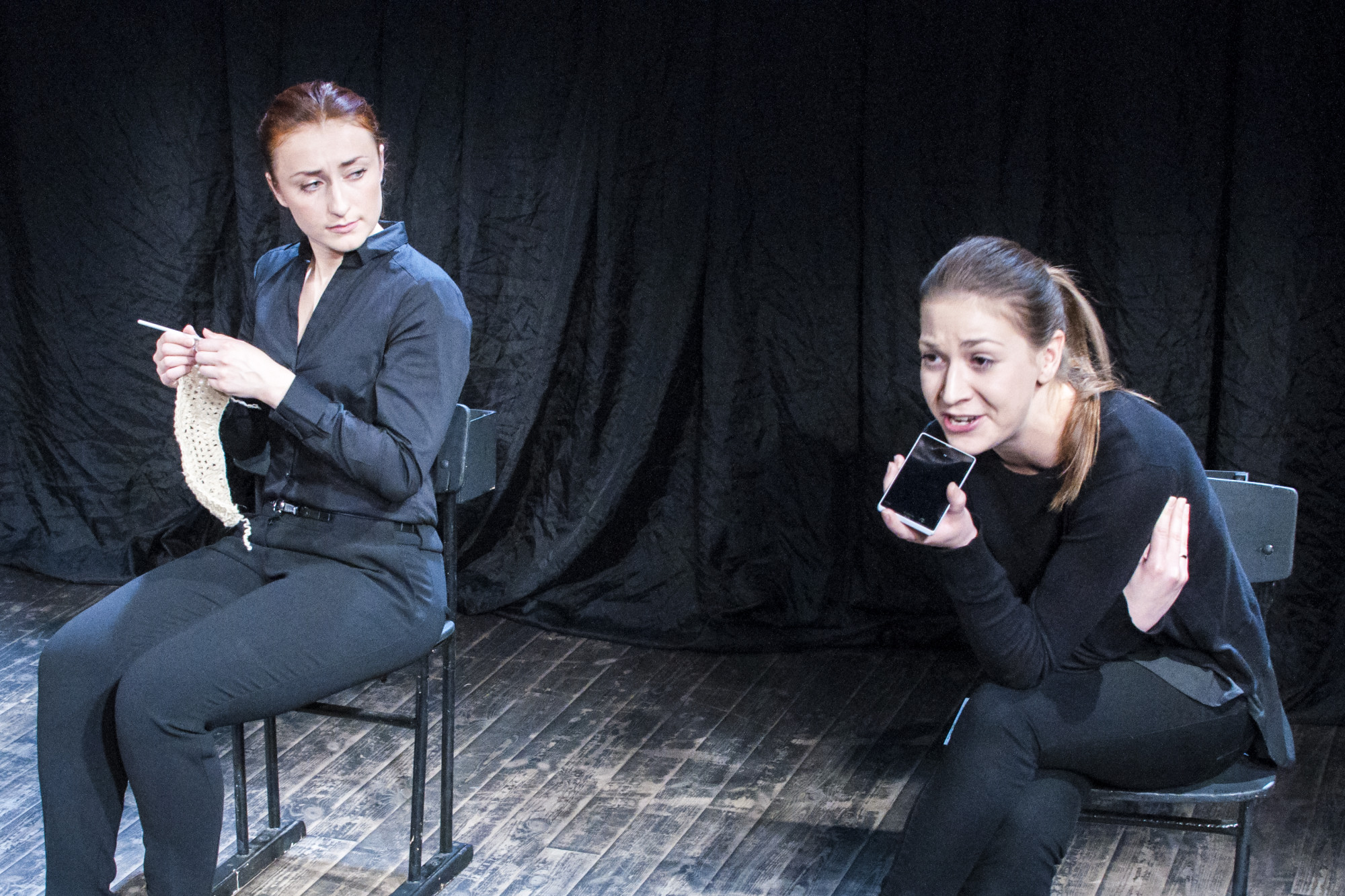 Jana Ļisova un Anastasija Rekuta-Džordževiča izrādē "Neatkarības bērni" // Foto – Olga Bikova